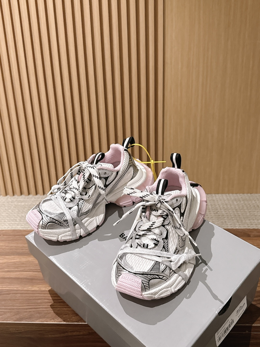 Balenciaga 巴黎世家九代最新爆款3XL Sneaker系列 情侣款 休闲 老爹鞋 运动鞋 整体鞋型汲取了Ba Balenciaga 巴黎世家九代最新爆款3XL Sneaker系列 情侣款 休闲 老爹鞋 运动鞋 整体鞋型汲取了Ba