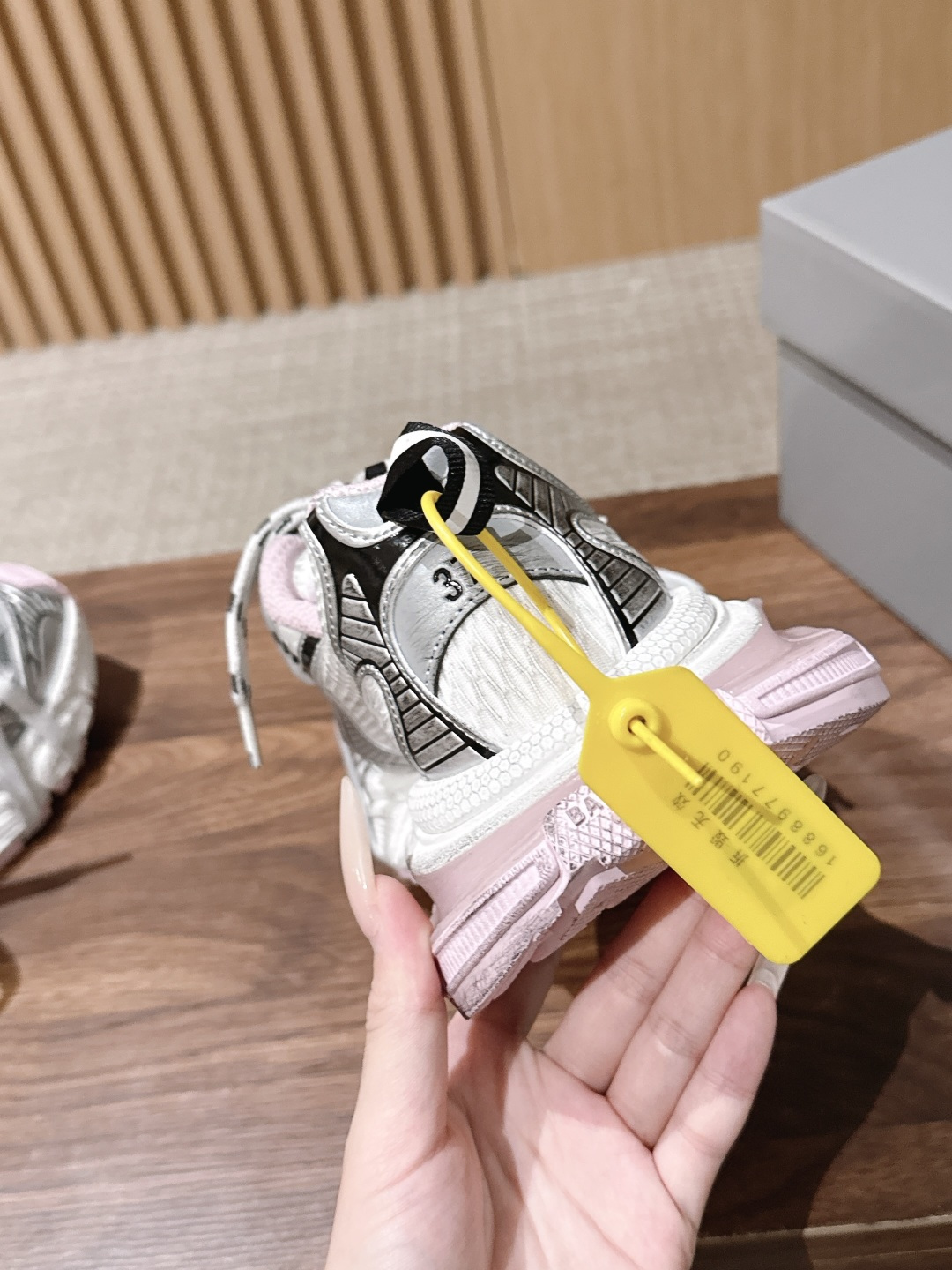 Balenciaga 巴黎世家九代最新爆款3XL Sneaker系列 情侣款 休闲 老爹鞋 运动鞋 整体鞋型汲取了Ba Balenciaga 巴黎世家九代最新爆款3XL Sneaker系列 情侣款 休闲 老爹鞋 运动鞋 整体鞋型汲取了Ba