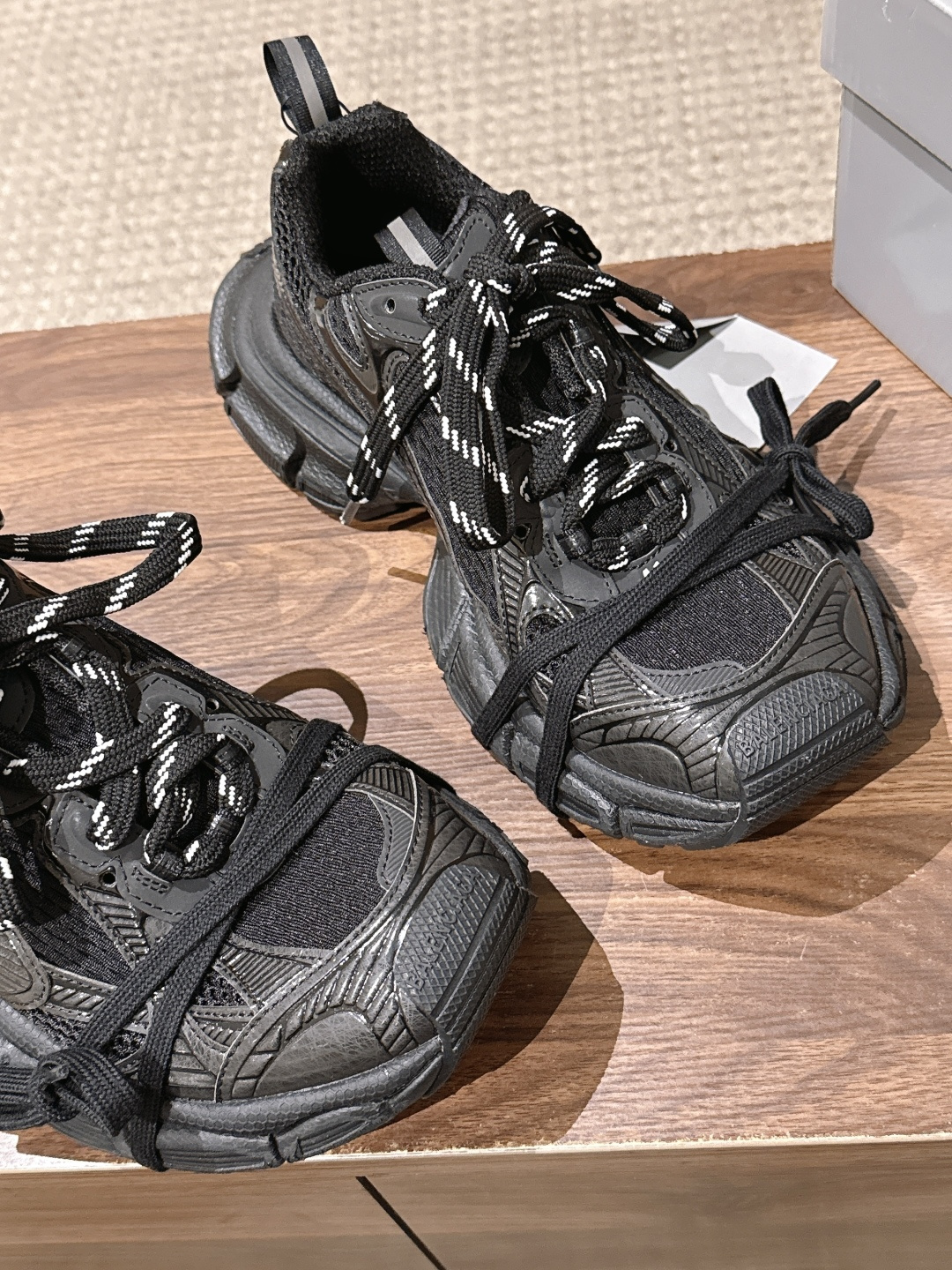 Balenciaga 巴黎世家九代最新爆款3XL Sneaker系列 情侣款 休闲 老爹鞋 运动鞋 整体鞋型汲取了Ba Balenciaga 巴黎世家九代最新爆款3XL Sneaker系列 情侣款 休闲 老爹鞋 运动鞋 整体鞋型汲取了Ba