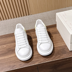 男+10 【黄色皮尾】Alexander McQueen 麦昆当之无愧算是小白鞋里的经典之王 市面上做的人也确实不在少 男+10 【黄色皮尾】Alexander McQueen 麦昆当之无愧算是小白鞋里的经典之王 市面上做的人也确实不在少