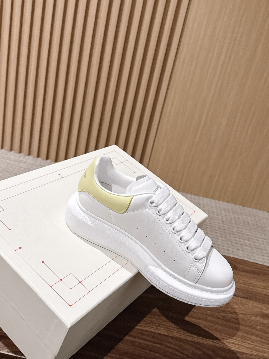 男+10 【黄色皮尾】Alexander McQueen 麦昆当之无愧算是小白鞋里的经典之王 市面上做的人也确实不在少 男+10 【黄色皮尾】Alexander McQueen 麦昆当之无愧算是小白鞋里的经典之王 市面上做的人也确实不在少