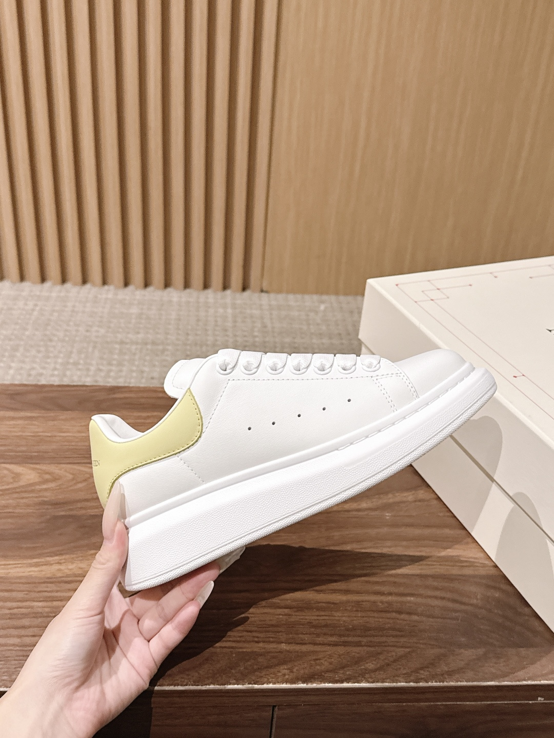 男+10 【黄色皮尾】Alexander McQueen 麦昆当之无愧算是小白鞋里的经典之王 市面上做的人也确实不在少 男+10 【黄色皮尾】Alexander McQueen 麦昆当之无愧算是小白鞋里的经典之王 市面上做的人也确实不在少