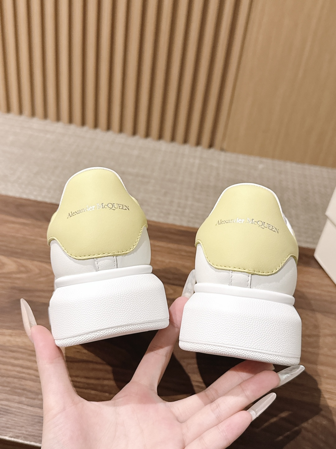 男+10 【黄色皮尾】Alexander McQueen 麦昆当之无愧算是小白鞋里的经典之王 市面上做的人也确实不在少 男+10 【黄色皮尾】Alexander McQueen 麦昆当之无愧算是小白鞋里的经典之王 市面上做的人也确实不在少