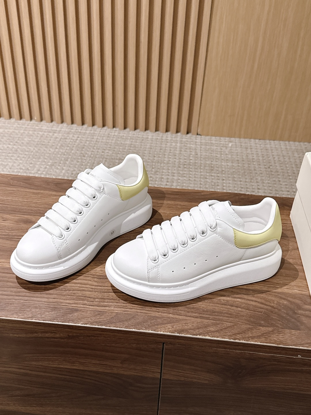 男+10 【黄色皮尾】Alexander McQueen 麦昆当之无愧算是小白鞋里的经典之王 市面上做的人也确实不在少 男+10 【黄色皮尾】Alexander McQueen 麦昆当之无愧算是小白鞋里的经典之王 市面上做的人也确实不在少