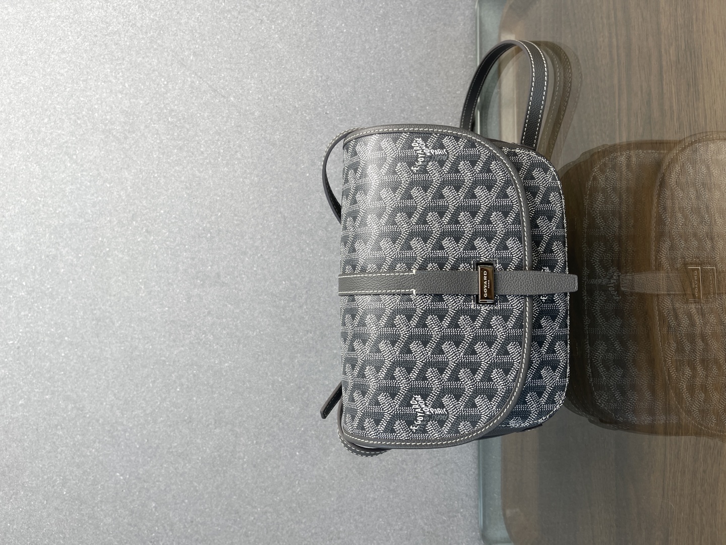 💰580 Goyard 马鞍包/邮差包 第二代版本
四色现货
黑/灰/棕/绿
尺寸：21x17x7cm
顶尖好货，好品质一如往昔。