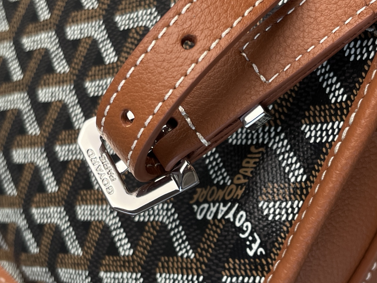 💰580 Goyard 马鞍包/邮差包 第二代版本
四色现货
黑/灰/棕/绿
尺寸：21x17x7cm
顶尖好货，好品质一如往昔。