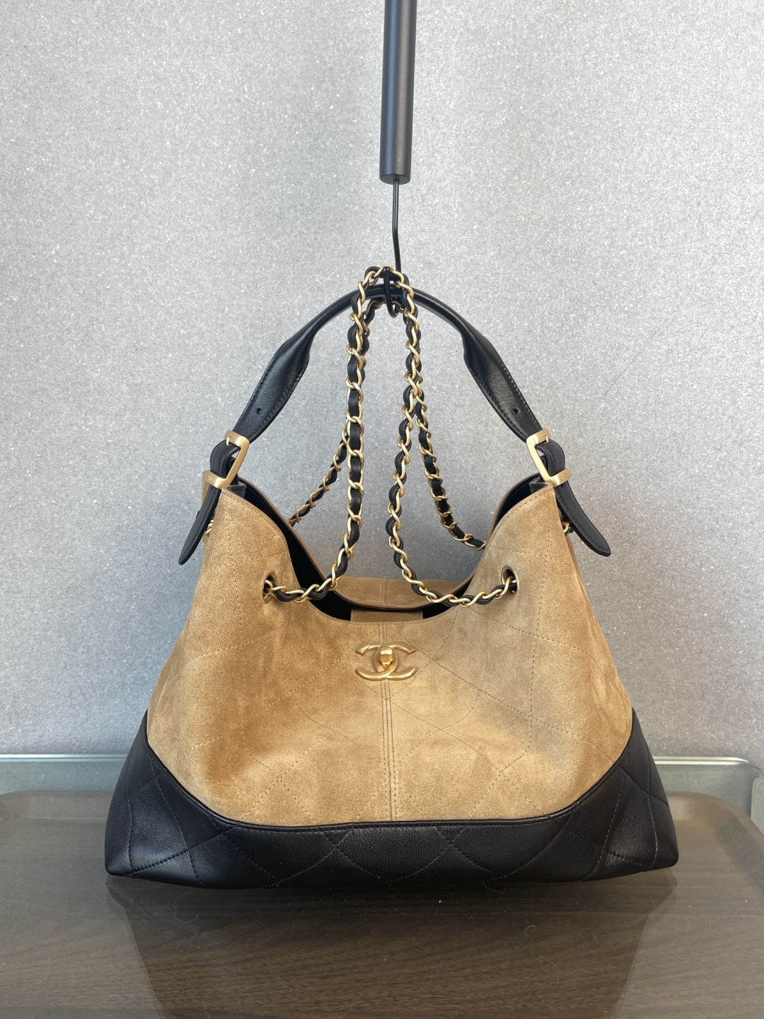 💰1950 顶级原厂皮香奈儿 25A羊麂皮hobo两色小号现货
尺寸:34x24x12cm(每个人测量方式不同,尺寸略有区别属正常情况,实物百分百等同专柜正品
)
进口原版皮及一比一高定五金件顶级版本,正是因为不愿意在品质上做任何妥协,才导致出货速度慢于市场同行。一切材质及工艺细节都是经过多翻打磨完全无差后才会各位卖得放心,用得有底气