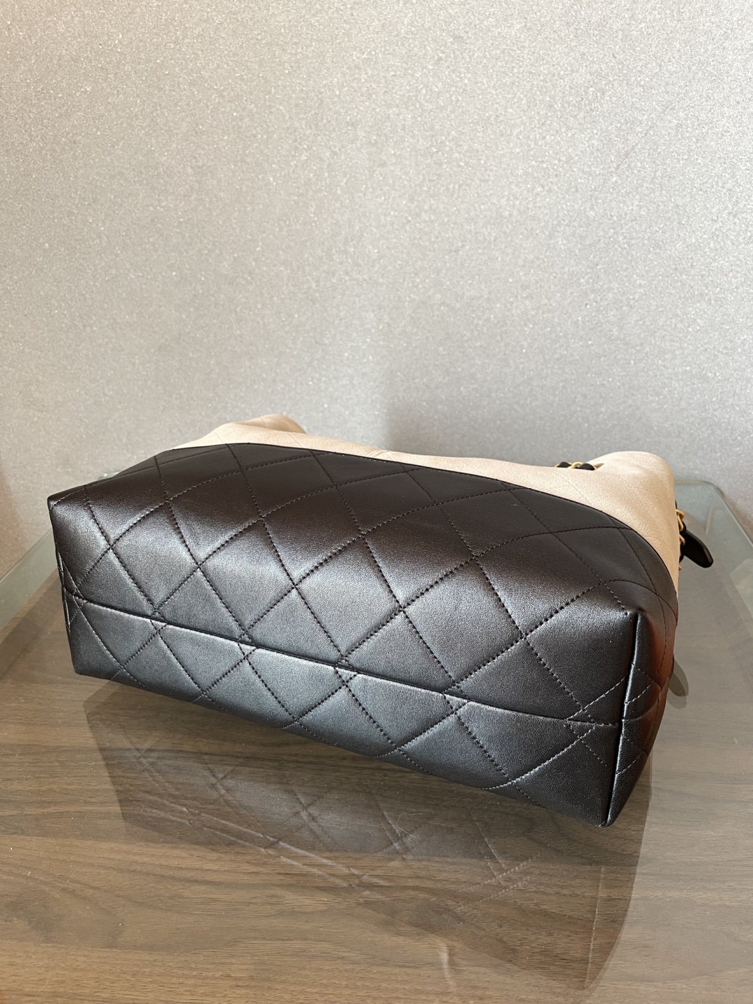 💰1950 顶级原厂皮香奈儿 25A羊麂皮hobo两色小号现货
尺寸:34x24x12cm(每个人测量方式不同,尺寸略有区别属正常情况,实物百分百等同专柜正品
)
进口原版皮及一比一高定五金件顶级版本,正是因为不愿意在品质上做任何妥协,才导致出货速度慢于市场同行。一切材质及工艺细节都是经过多翻打磨完全无差后才会各位卖得放心,用得有底气