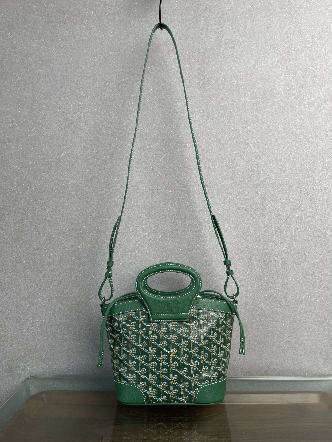 💰 630 顶级戈雅 Goyard Beluga迷你多功能水桶包从买版到出货,经过数月打磨终于可以交付了!
目前七色现货
尺寸:18x17x8cm
我们一贯的风格是:出货可以比同行慢一点,但必须稳一点,不做快销,只做长销。因为我想跟您走得更远。所以从用料到工艺,哪一样我们都不愿意迷弄与将就!
对GOYARD之家而言,品牌档案不仅是历史的印记,更是永不枯竭的灵感源泉。Beluga迷你包的灵感便源自工坊于1970年代打造的同名旅行袋。
Beluga迷你包兼具随性魅力、轻盈质感与精湛工艺,棉麻抽绳内袋安全收纳随身物品。经典旅行硬箱的皮革手柄确保舒适持握,搭配可拆卸调节肩带,轻松转换手提、肩背或斜挎模
式,演绎实用优雅。