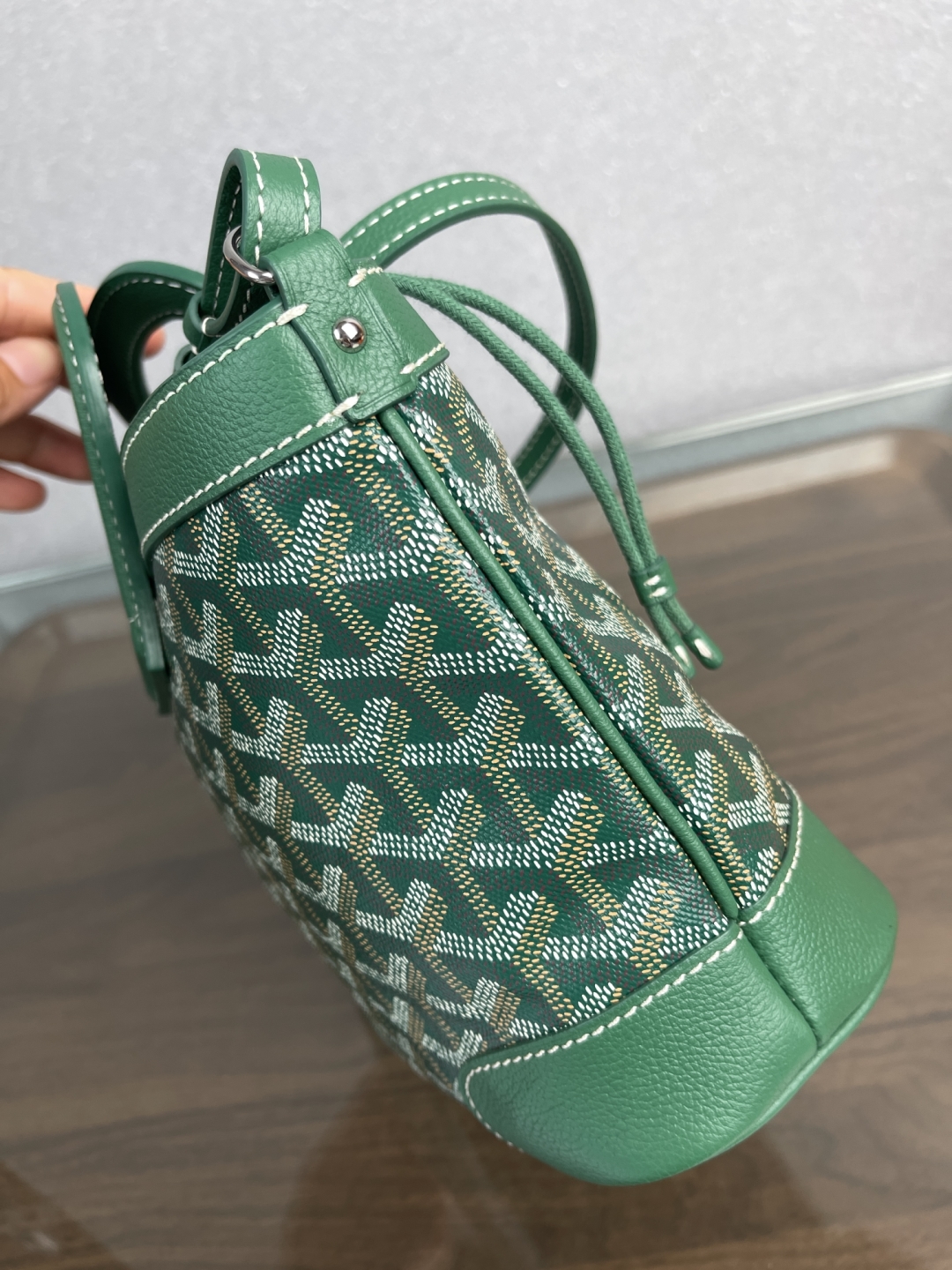 💰 630 顶级戈雅 Goyard Beluga迷你多功能水桶包从买版到出货,经过数月打磨终于可以交付了!
目前七色现货
尺寸:18x17x8cm
我们一贯的风格是:出货可以比同行慢一点,但必须稳一点,不做快销,只做长销。因为我想跟您走得更远。所以从用料到工艺,哪一样我们都不愿意迷弄与将就!
对GOYARD之家而言,品牌档案不仅是历史的印记,更是永不枯竭的灵感源泉。Beluga迷你包的灵感便源自工坊于1970年代打造的同名旅行袋。
Beluga迷你包兼具随性魅力、轻盈质感与精湛工艺,棉麻抽绳内袋安全收纳随身物品。经典旅行硬箱的皮革手柄确保舒适持握,搭配可拆卸调节肩带,轻松转换手提、肩背或斜挎模
式,演绎实用优雅。