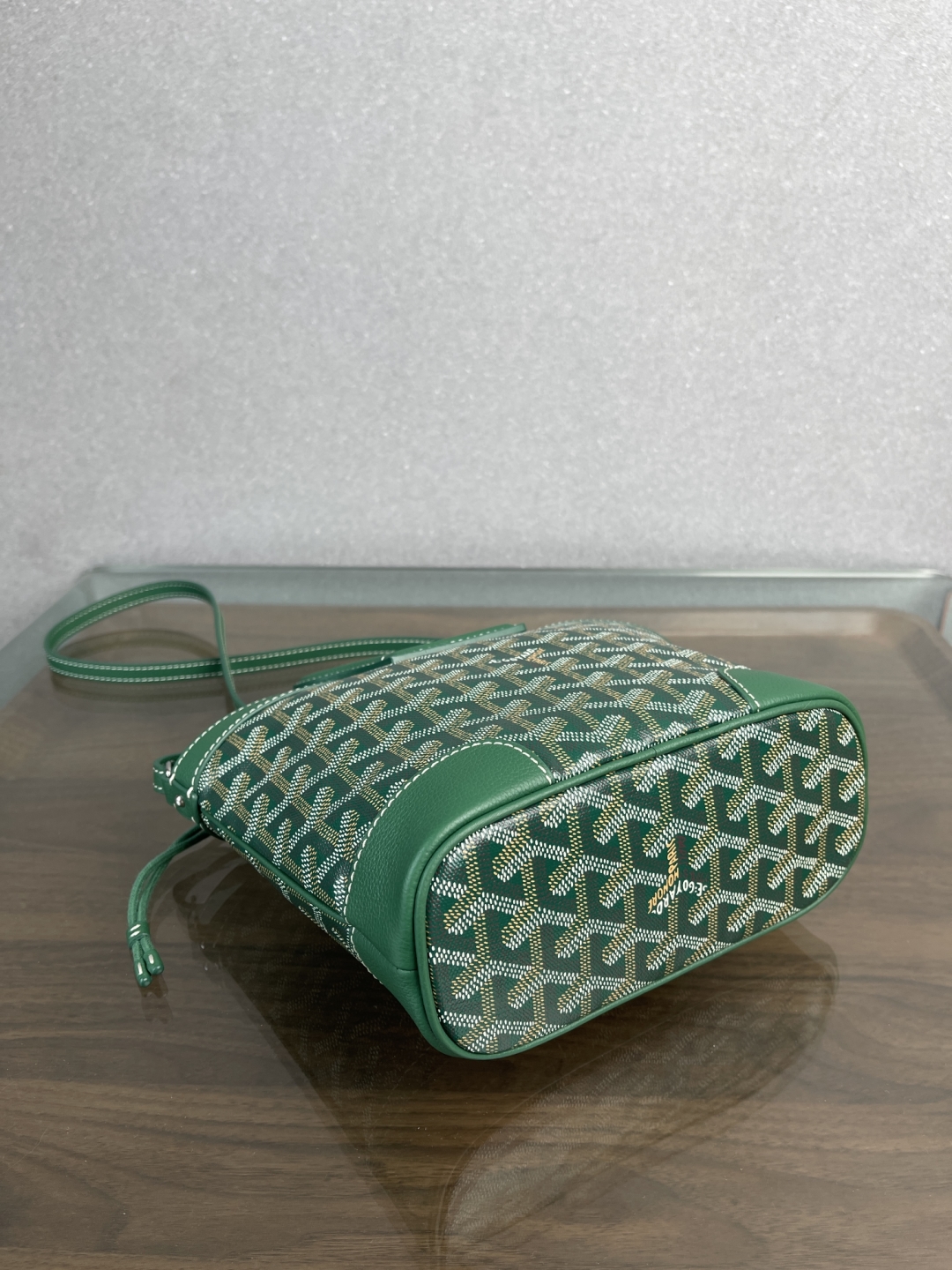💰 630 顶级戈雅 Goyard Beluga迷你多功能水桶包从买版到出货,经过数月打磨终于可以交付了!
目前七色现货
尺寸:18x17x8cm
我们一贯的风格是:出货可以比同行慢一点,但必须稳一点,不做快销,只做长销。因为我想跟您走得更远。所以从用料到工艺,哪一样我们都不愿意迷弄与将就!
对GOYARD之家而言,品牌档案不仅是历史的印记,更是永不枯竭的灵感源泉。Beluga迷你包的灵感便源自工坊于1970年代打造的同名旅行袋。
Beluga迷你包兼具随性魅力、轻盈质感与精湛工艺,棉麻抽绳内袋安全收纳随身物品。经典旅行硬箱的皮革手柄确保舒适持握,搭配可拆卸调节肩带,轻松转换手提、肩背或斜挎模
式,演绎实用优雅。