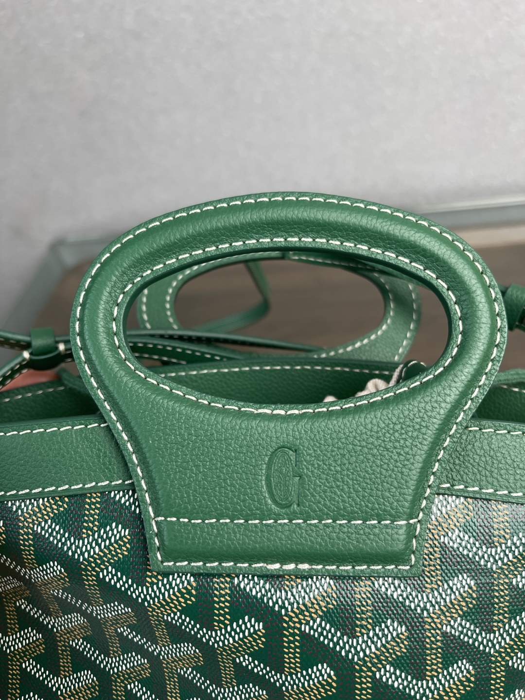 💰 630 顶级戈雅 Goyard Beluga迷你多功能水桶包从买版到出货,经过数月打磨终于可以交付了!
目前七色现货
尺寸:18x17x8cm
我们一贯的风格是:出货可以比同行慢一点,但必须稳一点,不做快销,只做长销。因为我想跟您走得更远。所以从用料到工艺,哪一样我们都不愿意迷弄与将就!
对GOYARD之家而言,品牌档案不仅是历史的印记,更是永不枯竭的灵感源泉。Beluga迷你包的灵感便源自工坊于1970年代打造的同名旅行袋。
Beluga迷你包兼具随性魅力、轻盈质感与精湛工艺,棉麻抽绳内袋安全收纳随身物品。经典旅行硬箱的皮革手柄确保舒适持握,搭配可拆卸调节肩带,轻松转换手提、肩背或斜挎模
式,演绎实用优雅。