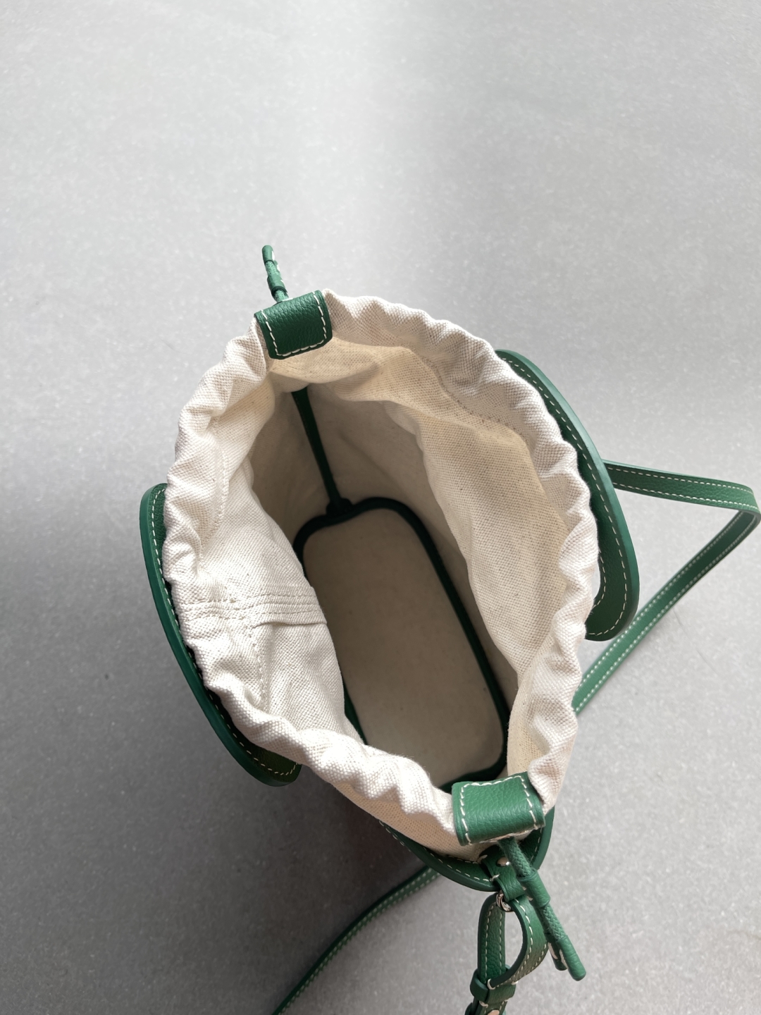 💰 630 顶级戈雅 Goyard Beluga迷你多功能水桶包从买版到出货,经过数月打磨终于可以交付了!
目前七色现货
尺寸:18x17x8cm
我们一贯的风格是:出货可以比同行慢一点,但必须稳一点,不做快销,只做长销。因为我想跟您走得更远。所以从用料到工艺,哪一样我们都不愿意迷弄与将就!
对GOYARD之家而言,品牌档案不仅是历史的印记,更是永不枯竭的灵感源泉。Beluga迷你包的灵感便源自工坊于1970年代打造的同名旅行袋。
Beluga迷你包兼具随性魅力、轻盈质感与精湛工艺,棉麻抽绳内袋安全收纳随身物品。经典旅行硬箱的皮革手柄确保舒适持握,搭配可拆卸调节肩带,轻松转换手提、肩背或斜挎模
式,演绎实用优雅。