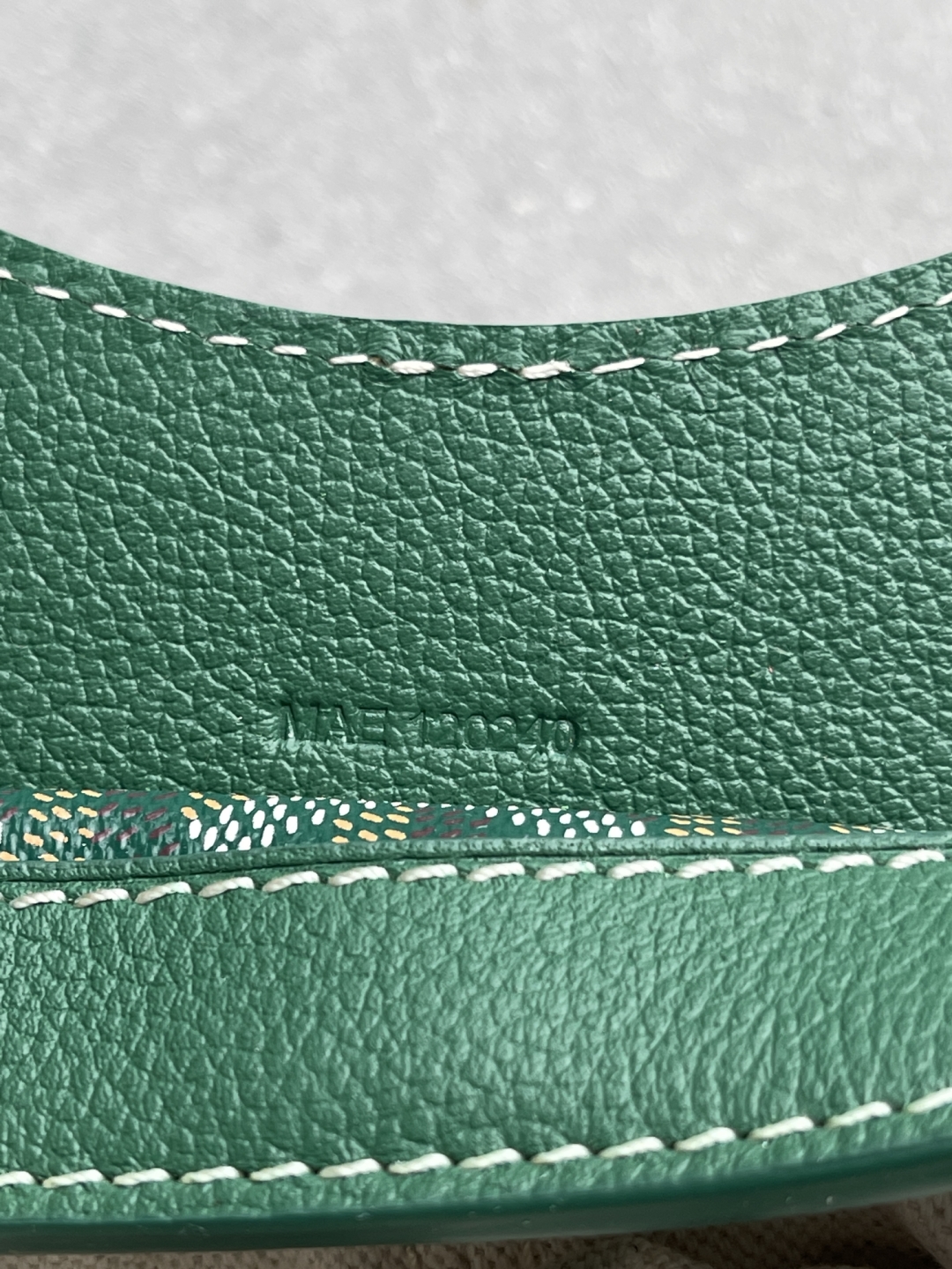 💰 630 顶级戈雅 Goyard Beluga迷你多功能水桶包从买版到出货,经过数月打磨终于可以交付了!
目前七色现货
尺寸:18x17x8cm
我们一贯的风格是:出货可以比同行慢一点,但必须稳一点,不做快销,只做长销。因为我想跟您走得更远。所以从用料到工艺,哪一样我们都不愿意迷弄与将就!
对GOYARD之家而言,品牌档案不仅是历史的印记,更是永不枯竭的灵感源泉。Beluga迷你包的灵感便源自工坊于1970年代打造的同名旅行袋。
Beluga迷你包兼具随性魅力、轻盈质感与精湛工艺,棉麻抽绳内袋安全收纳随身物品。经典旅行硬箱的皮革手柄确保舒适持握,搭配可拆卸调节肩带,轻松转换手提、肩背或斜挎模
式,演绎实用优雅。