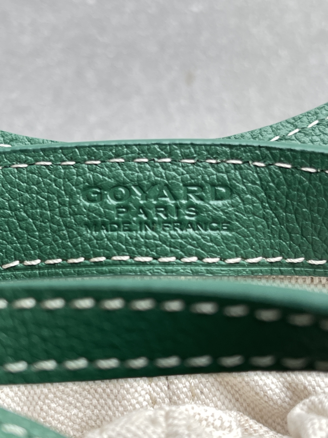 💰 630 顶级戈雅 Goyard Beluga迷你多功能水桶包从买版到出货,经过数月打磨终于可以交付了!
目前七色现货
尺寸:18x17x8cm
我们一贯的风格是:出货可以比同行慢一点,但必须稳一点,不做快销,只做长销。因为我想跟您走得更远。所以从用料到工艺,哪一样我们都不愿意迷弄与将就!
对GOYARD之家而言,品牌档案不仅是历史的印记,更是永不枯竭的灵感源泉。Beluga迷你包的灵感便源自工坊于1970年代打造的同名旅行袋。
Beluga迷你包兼具随性魅力、轻盈质感与精湛工艺,棉麻抽绳内袋安全收纳随身物品。经典旅行硬箱的皮革手柄确保舒适持握,搭配可拆卸调节肩带,轻松转换手提、肩背或斜挎模
式,演绎实用优雅。