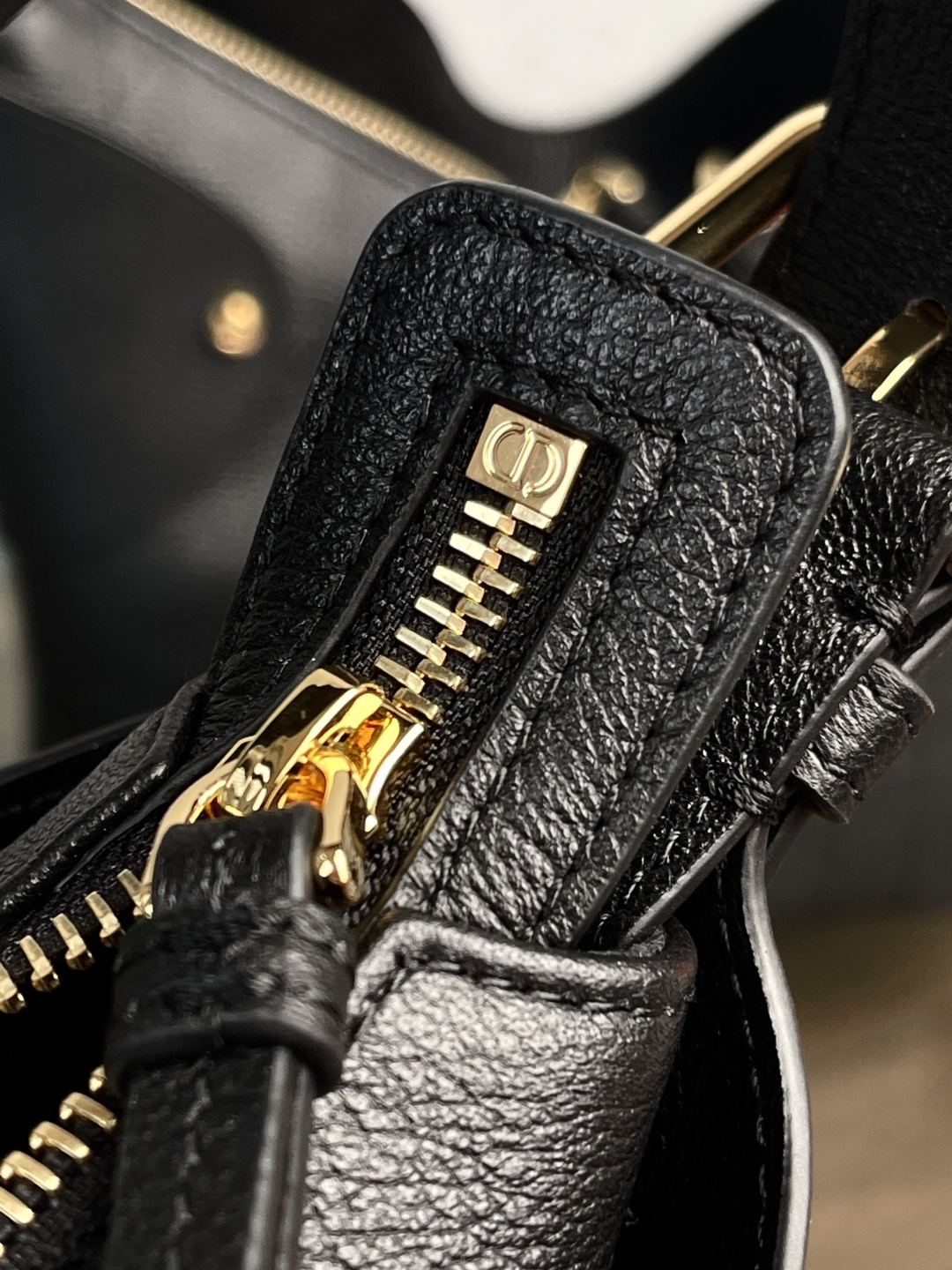 Dior秋冬全新款 Vayage粒面牛皮版本
中号小号现货
尺寸:小21x20x9cm
         大28x23x12cm
时下最流行的腋下包造型，包身自重轻，宽肩带上身无负担。容量大超实用。颜值高且又百搭。本季度绝不容错过的包款
全套专柜同级包装