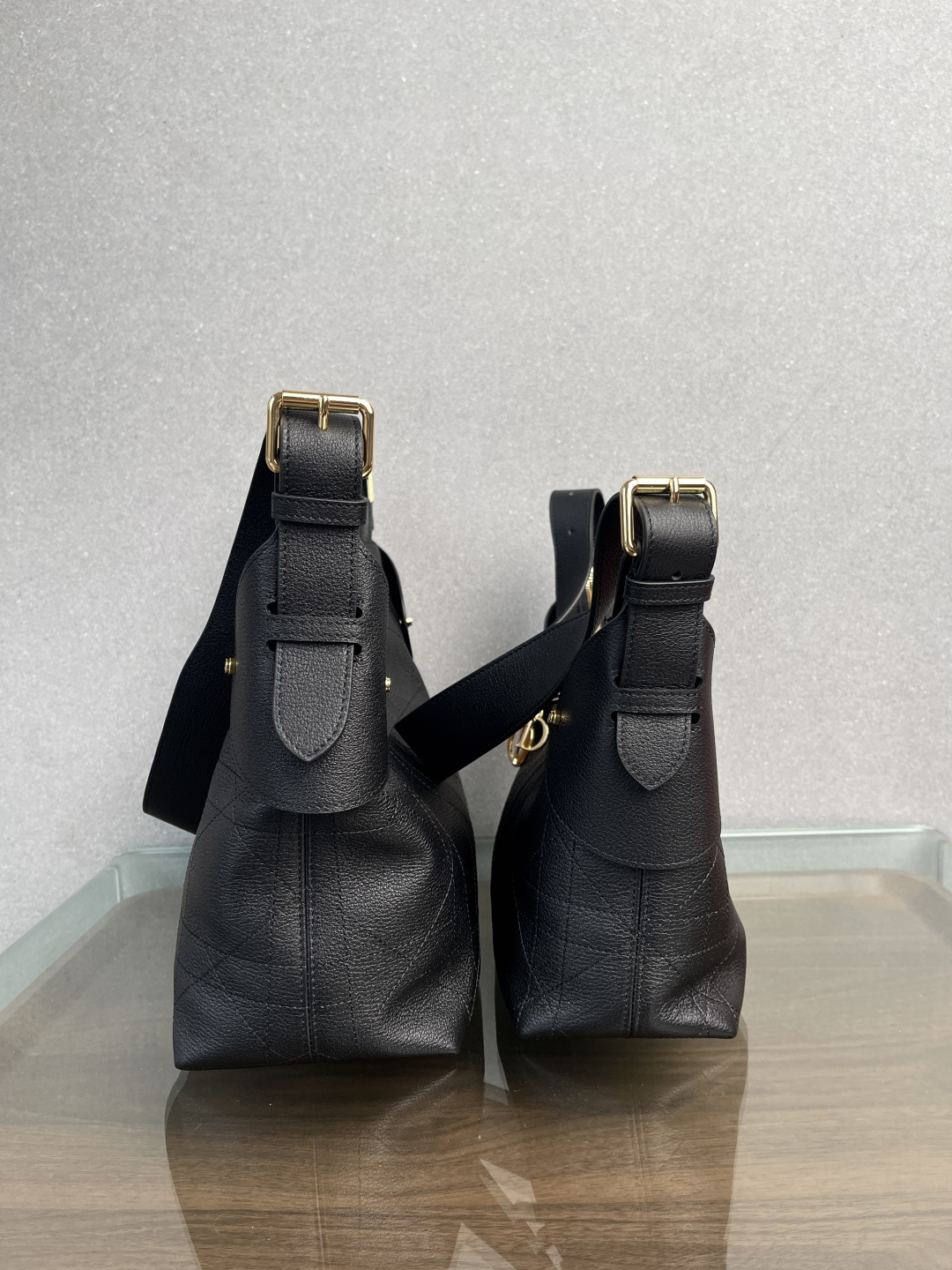 Dior秋冬全新款 Vayage粒面牛皮版本
中号小号现货
尺寸:小21x20x9cm
         大28x23x12cm
时下最流行的腋下包造型，包身自重轻，宽肩带上身无负担。容量大超实用。颜值高且又百搭。本季度绝不容错过的包款
全套专柜同级包装