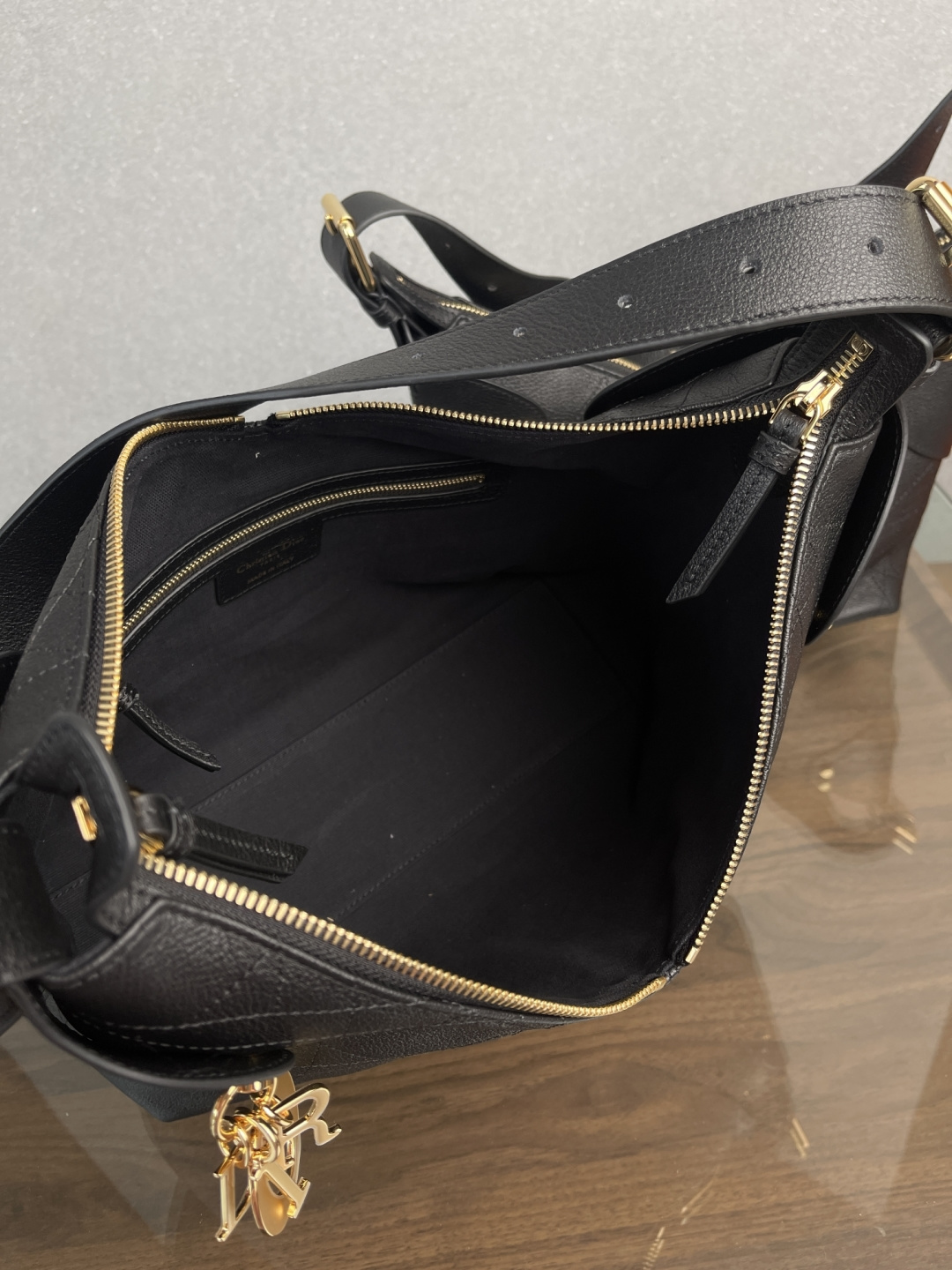 Dior秋冬全新款 Vayage粒面牛皮版本
中号小号现货
尺寸:小21x20x9cm
         大28x23x12cm
时下最流行的腋下包造型，包身自重轻，宽肩带上身无负担。容量大超实用。颜值高且又百搭。本季度绝不容错过的包款
全套专柜同级包装