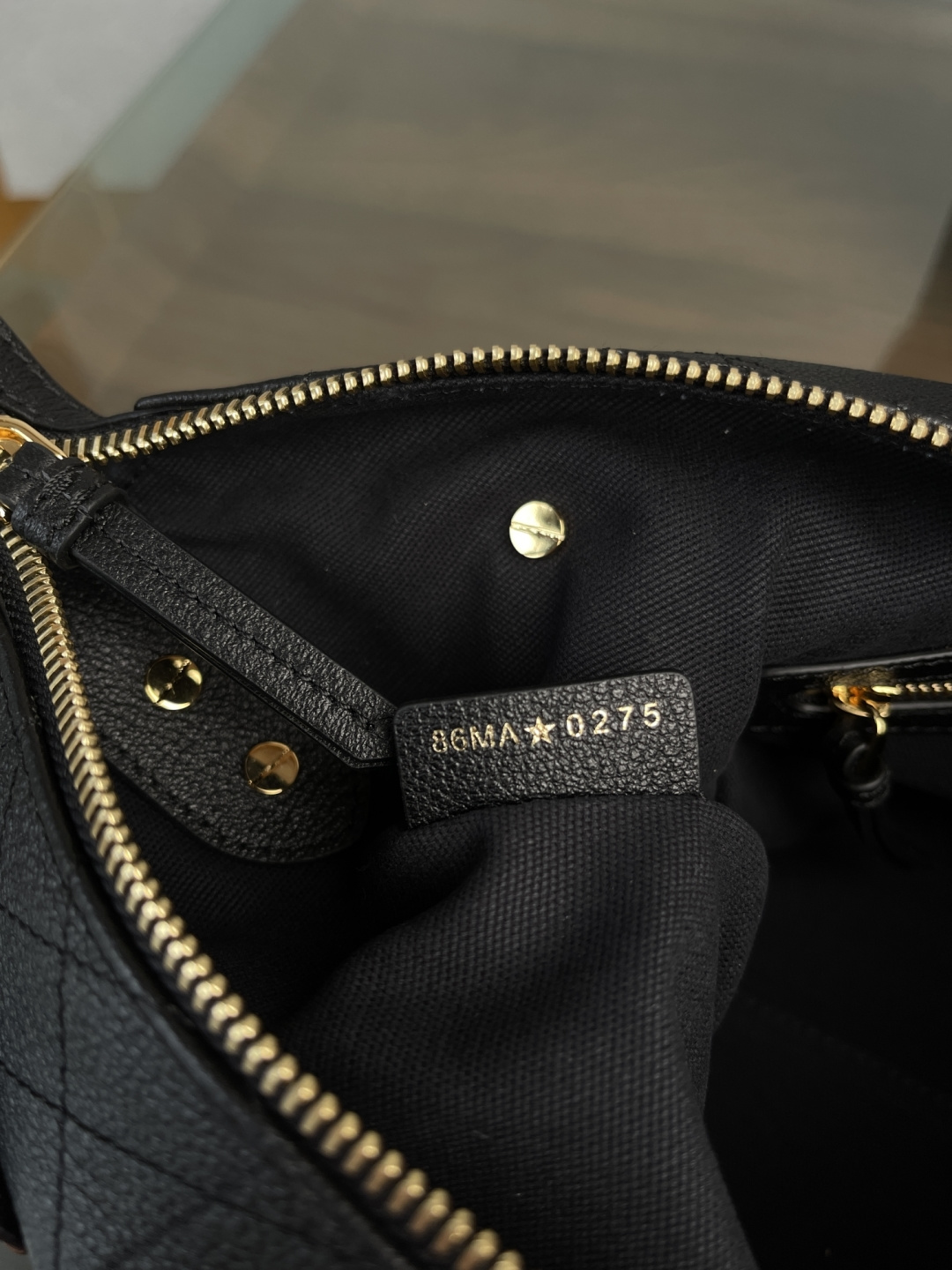 Dior秋冬全新款 Vayage粒面牛皮版本
中号小号现货
尺寸:小21x20x9cm
         大28x23x12cm
时下最流行的腋下包造型，包身自重轻，宽肩带上身无负担。容量大超实用。颜值高且又百搭。本季度绝不容错过的包款
全套专柜同级包装