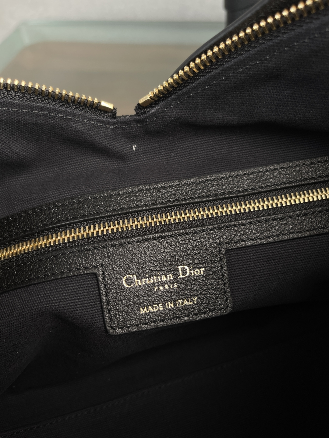 Dior秋冬全新款 Vayage粒面牛皮版本
中号小号现货
尺寸:小21x20x9cm
         大28x23x12cm
时下最流行的腋下包造型，包身自重轻，宽肩带上身无负担。容量大超实用。颜值高且又百搭。本季度绝不容错过的包款
全套专柜同级包装