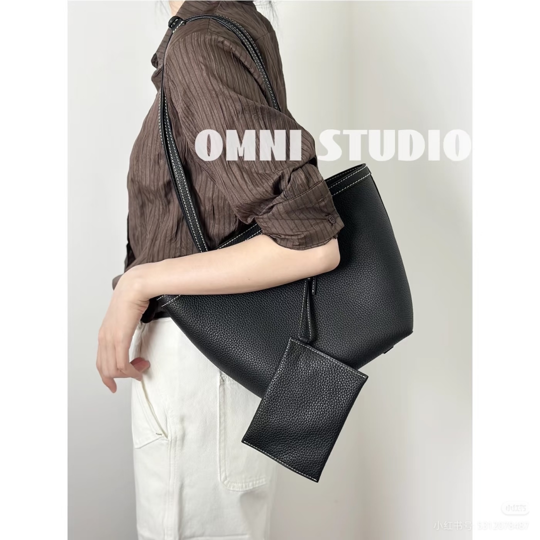 一只精致与实用兼具的托特包～
太适合上班族小姐姐了吧- TR新款
容量很大，内里还搭配了一个小卡包
雨伞、手机、口红、粉饼一包搞定～
太太太实用了吧！！！！
拿捏各种风格-上班通勤、逛街游玩统统可以