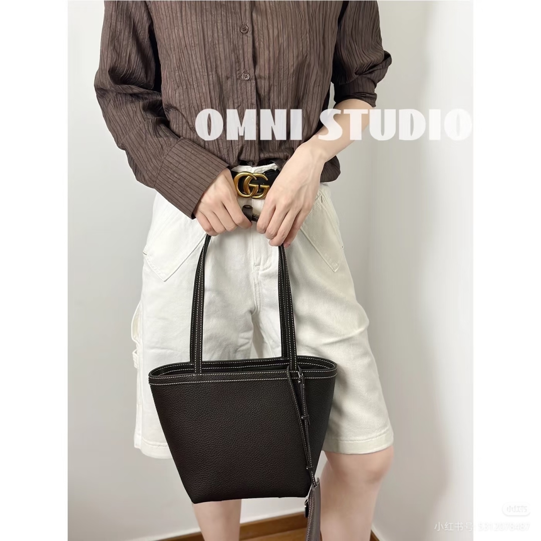 一只精致与实用兼具的托特包～
太适合上班族小姐姐了吧- TR新款
容量很大，内里还搭配了一个小卡包
雨伞、手机、口红、粉饼一包搞定～
太太太实用了吧！！！！
拿捏各种风格-上班通勤、逛街游玩统统可以