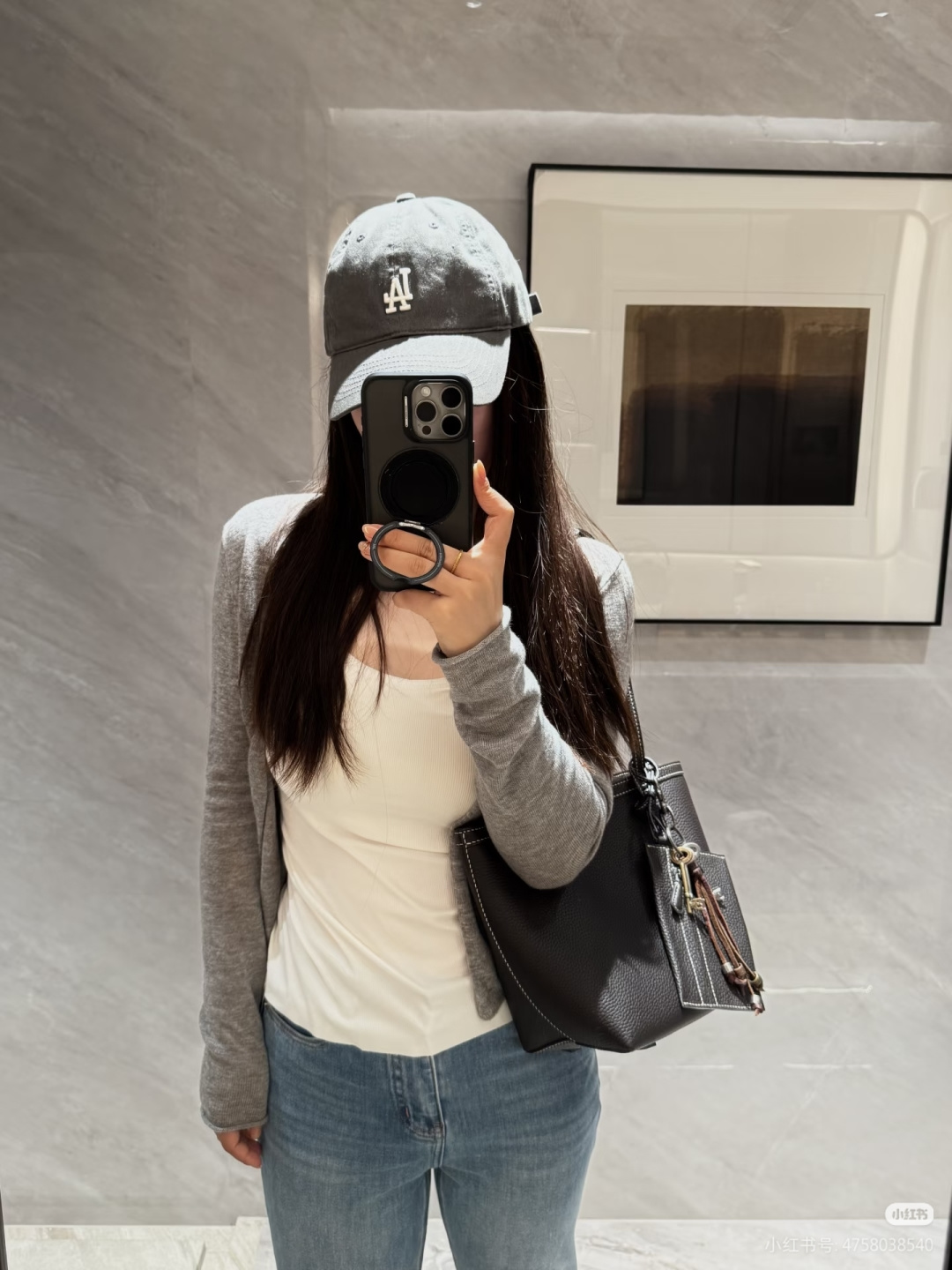 一只精致与实用兼具的托特包～
太适合上班族小姐姐了吧- TR新款
容量很大，内里还搭配了一个小卡包
雨伞、手机、口红、粉饼一包搞定～
太太太实用了吧！！！！
拿捏各种风格-上班通勤、逛街游玩统统可以