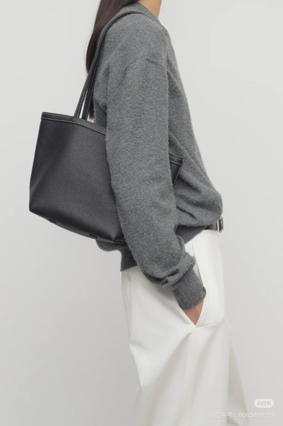 一只精致与实用兼具的托特包～
太适合上班族小姐姐了吧- TR新款
容量很大，内里还搭配了一个小卡包
雨伞、手机、口红、粉饼一包搞定～
太太太实用了吧！！！！
拿捏各种风格-上班通勤、逛街游玩统统可以