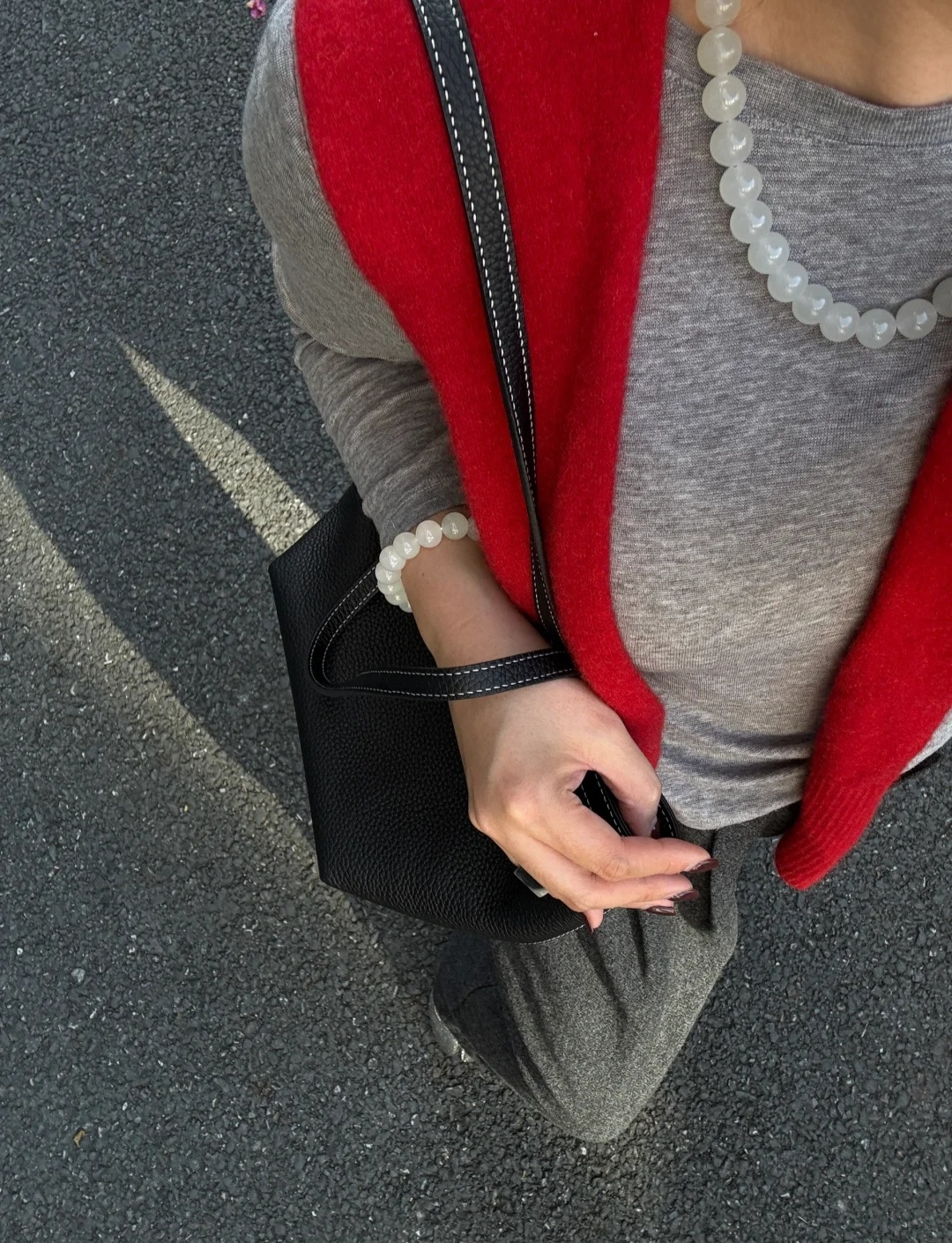 一只精致与实用兼具的托特包～
太适合上班族小姐姐了吧- TR新款
容量很大，内里还搭配了一个小卡包
雨伞、手机、口红、粉饼一包搞定～
太太太实用了吧！！！！
拿捏各种风格-上班通勤、逛街游玩统统可以