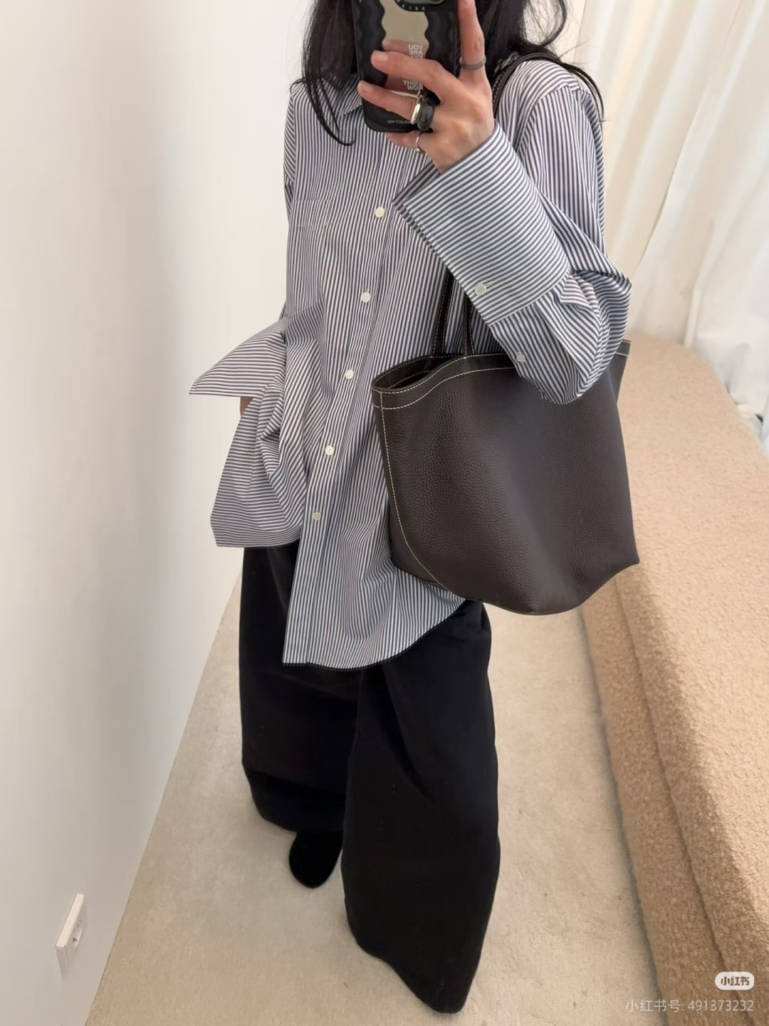 一只精致与实用兼具的托特包～
太适合上班族小姐姐了吧- TR新款
容量很大，内里还搭配了一个小卡包
雨伞、手机、口红、粉饼一包搞定～
太太太实用了吧！！！！
拿捏各种风格-上班通勤、逛街游玩统统可以