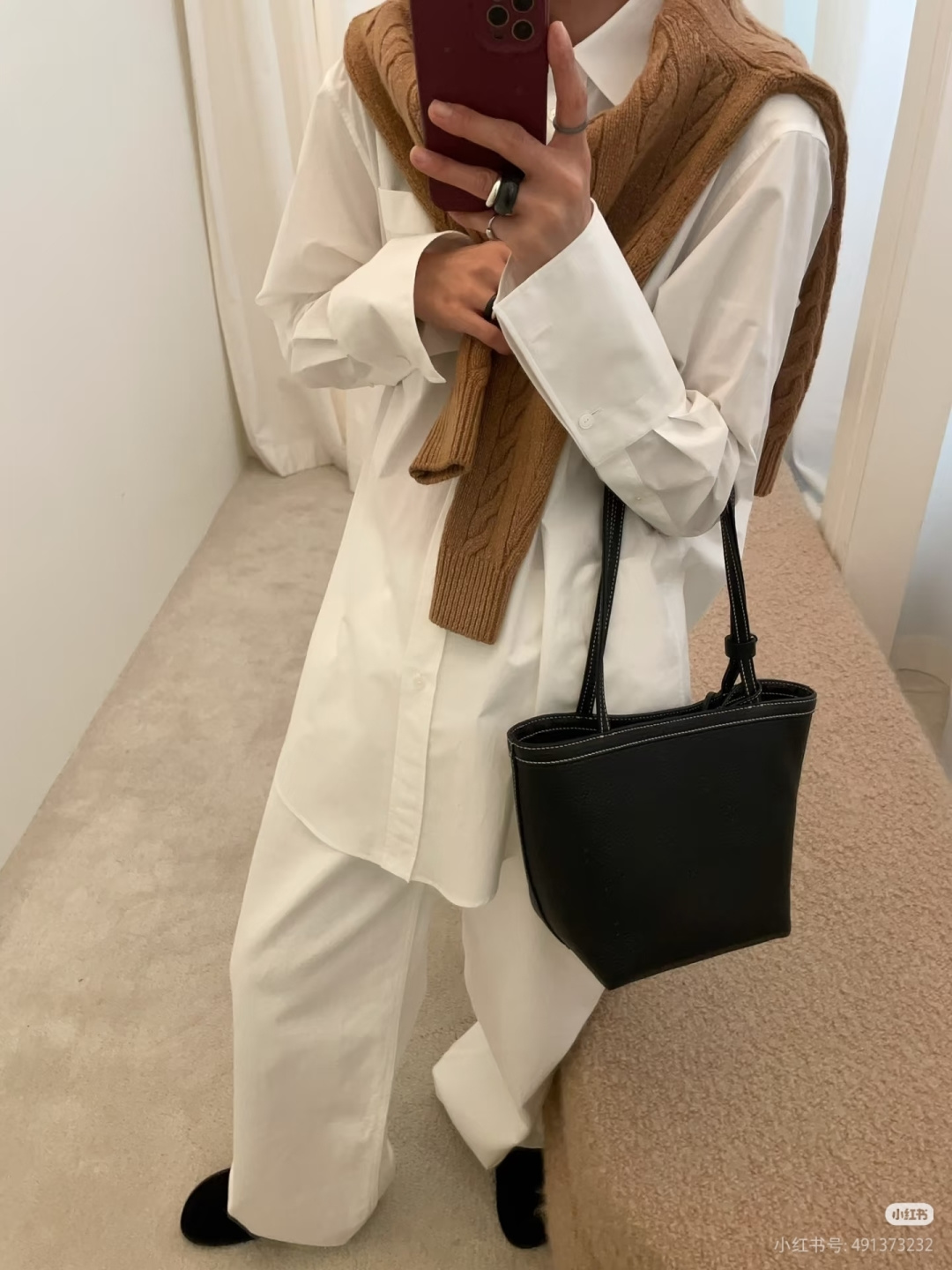 一只精致与实用兼具的托特包～
太适合上班族小姐姐了吧- TR新款
容量很大，内里还搭配了一个小卡包
雨伞、手机、口红、粉饼一包搞定～
太太太实用了吧！！！！
拿捏各种风格-上班通勤、逛街游玩统统可以