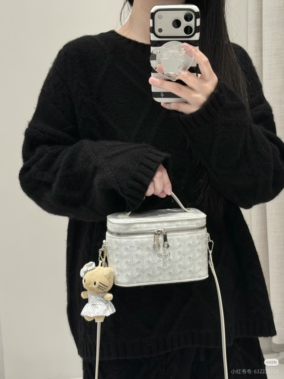 上身好看，自重轻，容量也很喜人，内有卡袋隔。钱包，iPhone pro 化妆品通通收纳