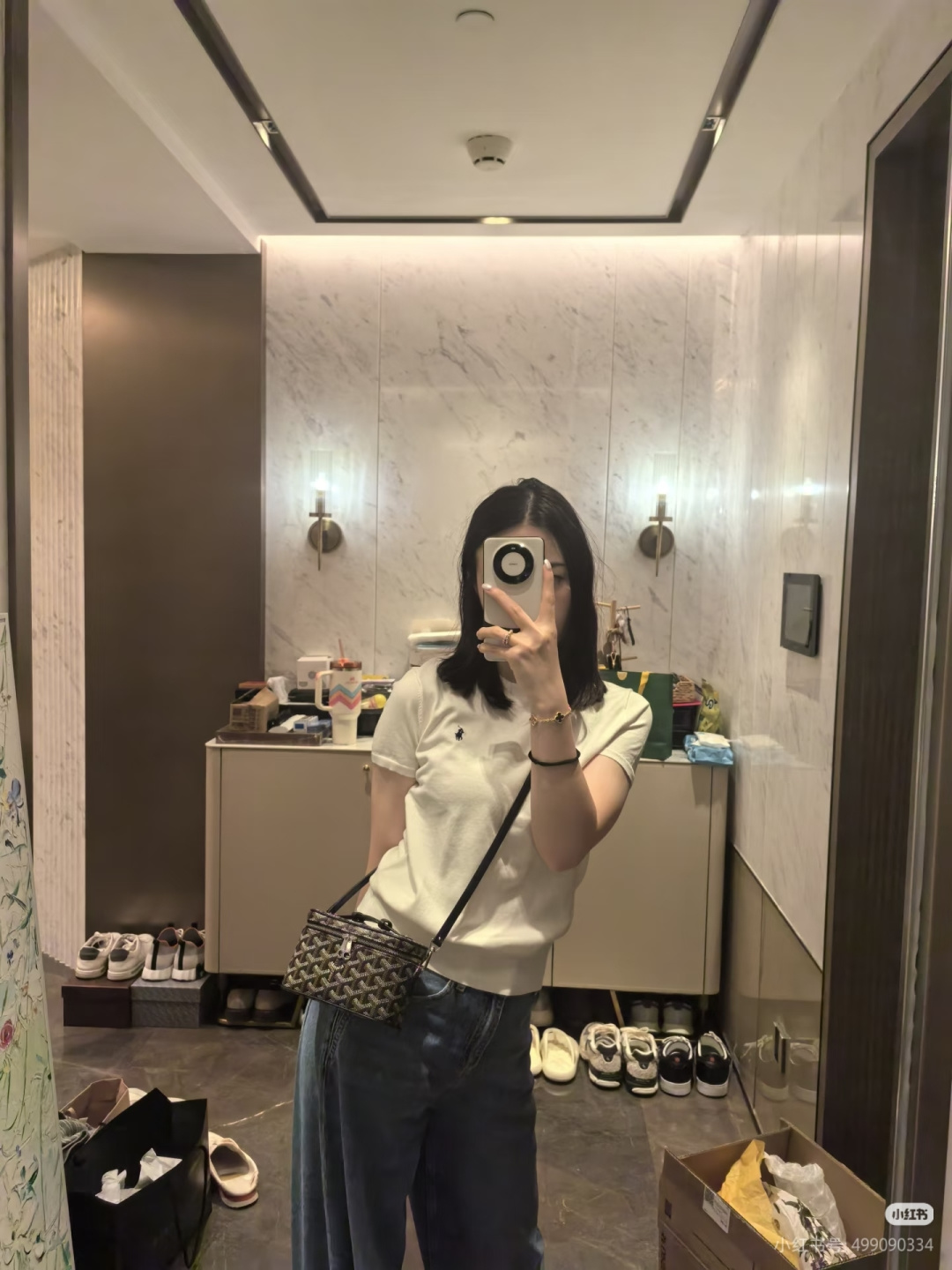 上身好看，自重轻，容量也很喜人，内有卡袋隔。钱包，iPhone pro 化妆品通通收纳