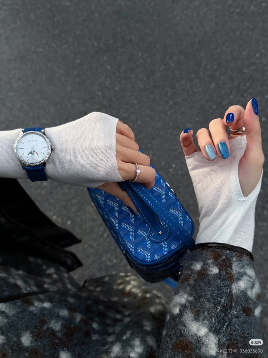 上身好看，自重轻，容量也很喜人，内有卡袋隔。钱包，iPhone pro 化妆品通通收纳