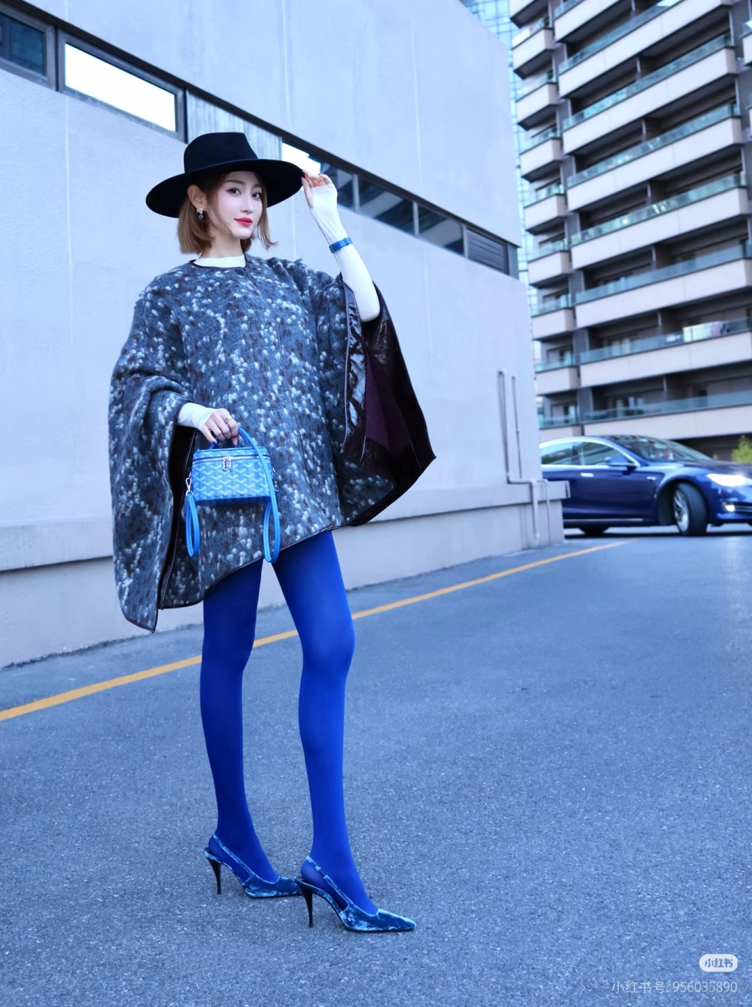 上身好看，自重轻，容量也很喜人，内有卡袋隔。钱包，iPhone pro 化妆品通通收纳