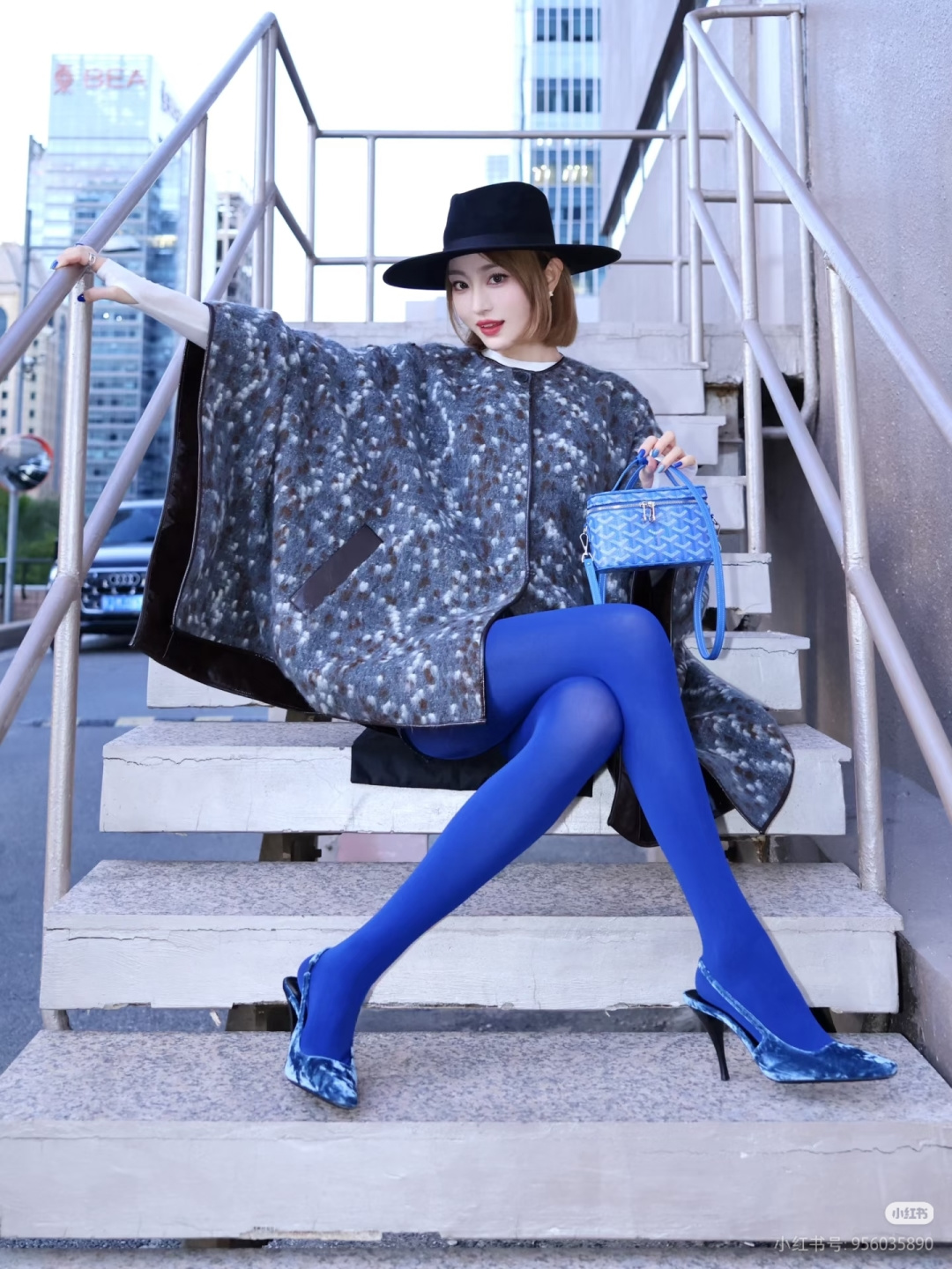 上身好看，自重轻，容量也很喜人，内有卡袋隔。钱包，iPhone pro 化妆品通通收纳