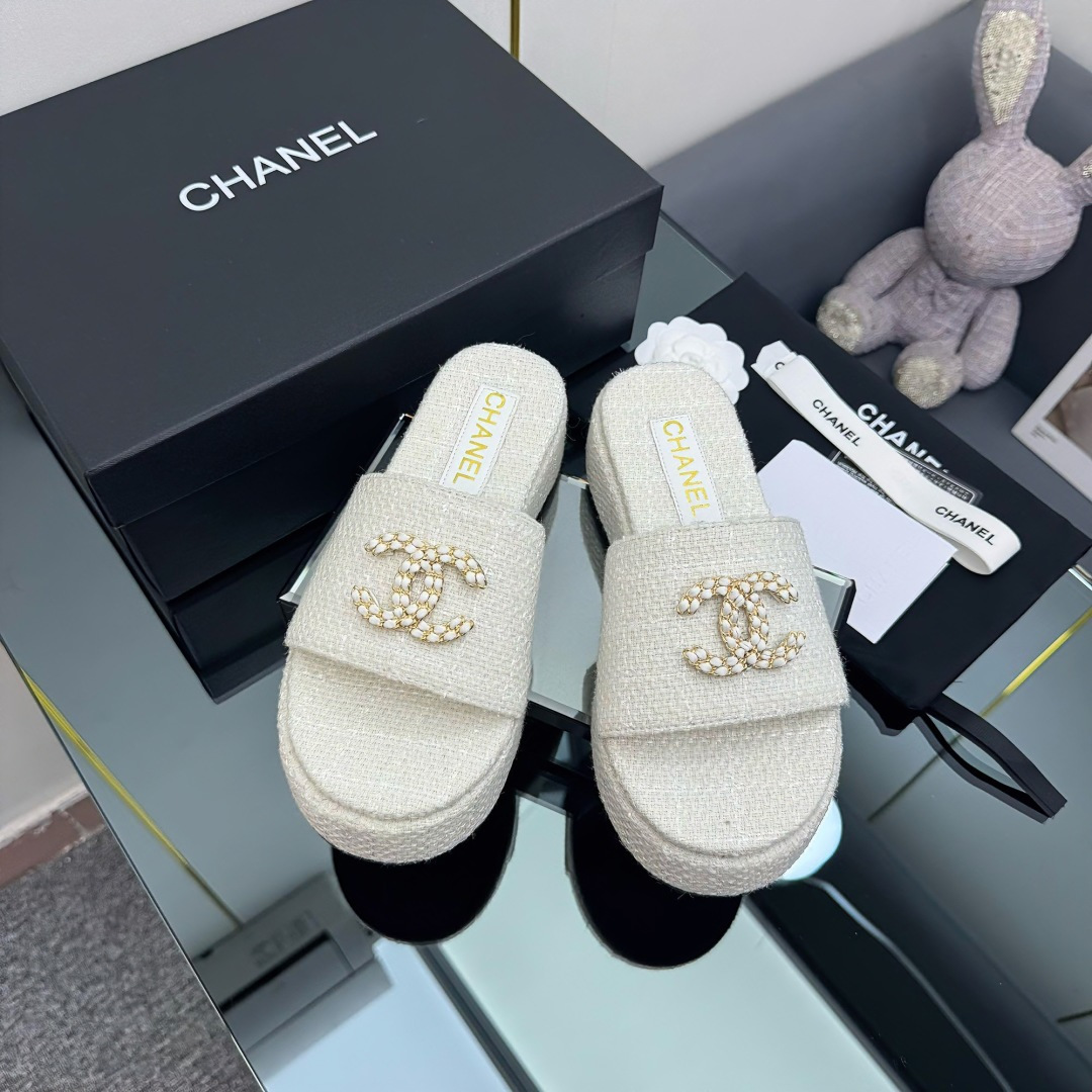 NO:231848,Chanel 2025 Xiaoxiang C home thick-soled sandals series, synchronized on the official website, classic and elegant, casual outfits, original logo ~ uses imported sheepskin and C home custom fabrics, with a variety of colors for the goddess to choose from!  Number of codes 36~40 (35.41.42 custom made without return) color 5 colors, slippers, chanel, chanel, chanel, slippers, sheepskin19860909Chanel香奈儿2025小香C家厚底凉拖系列 官网同步,经典高雅 ,随意穿搭 原版logo标～选用进口羊皮和c家定制面料,多种颜色供女神选择！ 码数36～40(35.41.42定做不退换）颜色5色,拖鞋,chanel,chanel,chanel,slippers,sheepskin,Women's Shoes