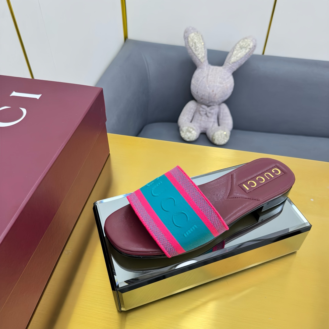 NO:224246,2025 new summer spring style new flat-soled hand-body Gucci logo embroidery G G shoes sandal mother logo logo logo shoe slip top quality high-end version!   Gucci new series explores the brand's collection of symbols in a comprehensive and new way. A hundred models of solid shoes are made of cotton canvas, and are cleverly integrated into Gucci embroidery, showing unique charm. The original version of the material is made of imported jaw embroidered cotton canvas. Inner/foot pad: leather sheepli. Large version of the original Italian real sole leather. Size ruler 34-42 (3440414243 is not made for custom return and exchange) Packing cabinet special condoms can be pulled red packaging, slippers, gucci, slippers198609092025新焕夏春款新平底写手体Gucci标刺识绣G G鞋凉母字标识Logo鞋拖顶级质品 高最版！  Gucci 新系推列以全方新式探索牌品典藏符元号素,百款这搭用实的鞋凉以质棉帆布匠打心造,妙巧融入Gucci刺绣,尽独显特魅力  料面原定版制进刺口绣质棉帆布 里内／脚垫:皮羊里. 底大版原意大利真底皮 码尺34-42（3440414243不做定退换） 装包柜专全安套可拉红色装包,拖鞋,gucci,slippers,Women's Shoes