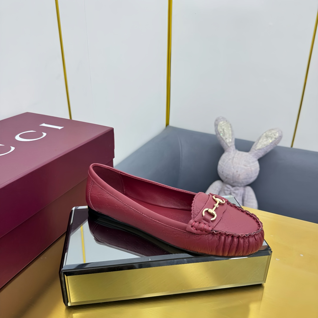 NO:245431,Gucci high-end boutique 2025 early spring series new products, flat ballet shoes, horse-bit new single shoes, classic exquisite, elegant, playful and fashionable flat shoes, high-quality sweet college-style slippers, original original single quality! Every detail has been carefully crafted, and can be matched with ZG, with the same quality!  Original custom imported mini GG sheeping suede deer leather / classic old-fashioned canvas   cowhide leather Hardware Dongguan factory molded horse buckle Inner lining / foot pad high-end custom cowhide lining Heel flat bottom Large sole Italian genuine leather bottom Size 35-41 (40 41 42 custom made, no return and exchange) Full set of high-end red packaging for original board!  loafers, gucci,loafers,flats,cowhide,sheep19860909Gucci 高端精品 2025早春系列新品 平底芭蕾鞋 马衔扣新款单鞋经典精致优雅俏皮时髦平底鞋高质感甜美学院风便鞋 原汁原味原单品质!每个细节皆经过精心细致打造,可与ZG对比如一,无二品质！ 面料原版定制进口迷你GG羊京绒面鹿皮/经典老花帆布 牛皮 五金东莞大厂开模马衔扣 内里／垫脚高端定制牛皮里 跟高平底 大底意大利真皮底 尺码35-41（40 41 42定做,不退换） 全套原板高端红色包装！,乐福鞋,gucci,loafers,flats,cowhide,sheep,Women's Shoes