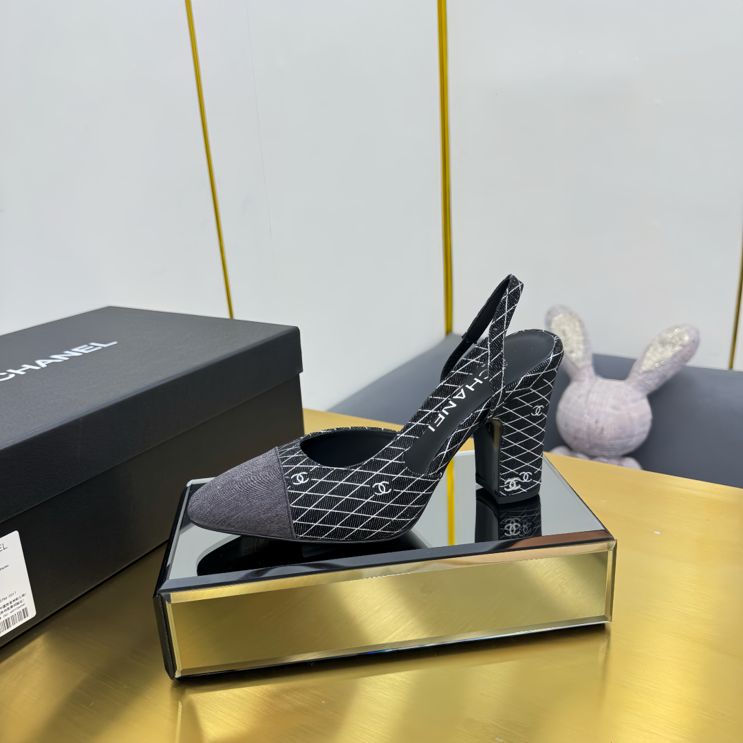 NO:265687,chan*l classic slingback small fragrant sandals!  Single shoes!  Just like what Ms. Coco Chanel said is that the popularity is fleeting, but the style lasts forever!  This pair of empty shoes is the classic among Xiangjia classics!  The two-color combination is simple and exquisite. The universal evergreen style in the counter is always out of date!  The counter is original leather material, imported sheepskin lining, and imported cowhide leather soles from Italy!  Heel height 1cm 6.5cm 9cm Top quality, Size35-40 (34 40 41 42 43 customized), sandals and shoes, chanel, chanel, chanel, sandals, cowhide, sheepskin19860909chan*l经典slingback小香凉鞋！单鞋！ 就像coco香奈儿女士说的流行稍纵即逝,但风格永存！这双后空鞋就是香家经典中的经典！双色搭配,简约精致,专柜里的万能长青款,永远不过时单品！ 专柜原版皮料,进口羊皮内里,意大利进口牛皮革鞋底！ 跟高1cm 6.5cm 9cm 顶级品质,Size35-40（34 40 41 42 43定做）,凉鞋单鞋,chanel,chanel,chanel,sandals,cowhide,sheepskin,Women's Shoes