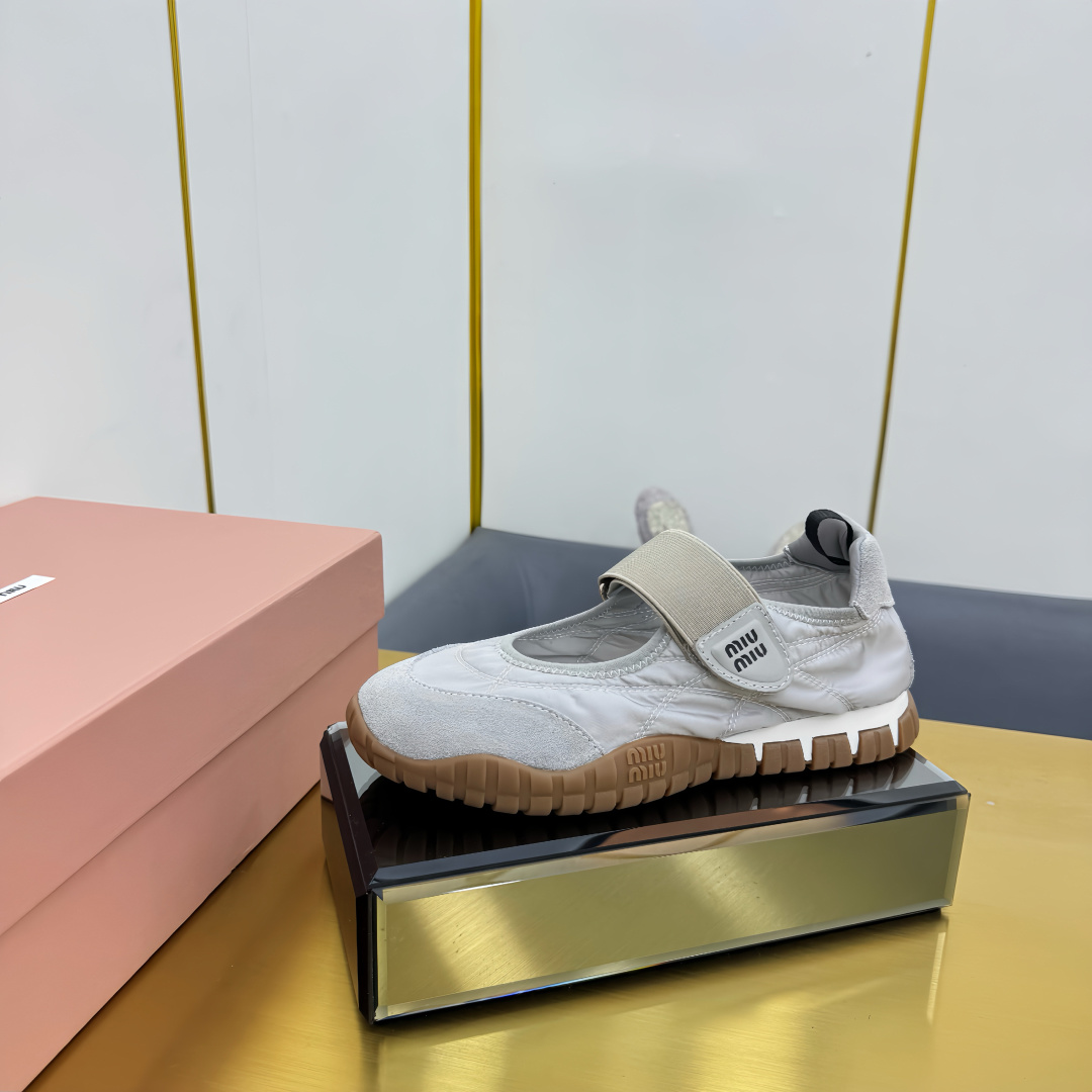 NO:265708,MiuMiu/Miu Miu 2025 spring and summer new ballet flat shoes are coming to the full of comfort, good-looking and lightweight, casually matched, with a high-end and bold and avant-garde design. The Miu Miu style is integrated with the simple lines of this thick-soled canvas sneaker. The unique logo is decorated on the tongue and back of the shoe, embellished with retro design, adding iconic elements!  Thick sole design defines avant-garde modern style. Original custom fabric. Original custom fabric. Original custom cowhide. Original custom cowhide. Original open mold and anti-slip rubber outsole. Size 35-40. Ballet shoes. Miumiu, flats, sneakers, cowhide.19860909MiuMiu/缪缪2025春夏新款芭蕾舞平底鞋火火来袭上脚舒适度拉满 好看好穿又轻便 随意搭配 筒约又高级,大胆前卫的设计,Miu Miu风格融于此款厚底帆布运动鞋的简约线条,别致徽标饰于鞋舌与背面,点缀复古设计,平添标志性元素！厚底设计定义前卫的现代风格 面料原版定制布料牛反绒  内里原版定制牛皮里 鞋底原版开模防滑橡胶大底 码数35-40,芭蕾舞鞋,miumiu,flats,sneakers,cowhide,Women's Shoes