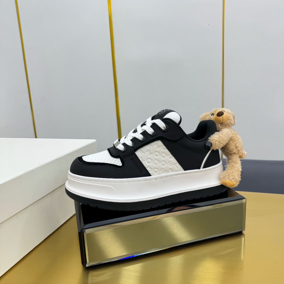 NO:224254,Top version 13DEMARZO niche trendy brand 25ss latest hot casual series round toe thick-soled casual shoes. Shoes and bears can actually be matched together. The soft and cute bears are fixed with elastic buttons (very firm and not easy to fall off). The spliced ​​upper surface. The black will be more dirt-resistant and better to handle wide shoelaces. The overall texture is full of rubber soles. Wear-resistant and non-slip. The shoe shape is also very suitable for various combinations of daily life. Casual and comfortable. The original full set of packaging. 4 color choices!  Original custom cowhide fabric, original custom breathable mesh/foot pad, original injection molding pad, original sole, open mold rubber sole, Size35-39 (40 customization, no return or exchange), casual shoes/sports shoes, sneakers, cowhide19860909顶级版本13DEMARZO 小众潮牌 25ss最新爆款休闲系列 圆头厚底休闲鞋  鞋子和小熊居然也能搭配到了一起 软萌可爱的小熊通过弹力纽扣固定(很牢固 不易脱落) 拼接的帮面 黑色会更耐脏也更好打理宽鞋带设计整体质感十足 橡胶鞋底 耐磨防滑 板鞋造型也很适合日常生活的各种搭配 休闲又舒适 原版全套包装 4色选择！ 面料原版定制牛皮 内里原版定制透气网/垫脚原版注塑成型垫 大底原版开模橡胶大底 Size35-39（40定制不退换）,休闲鞋/运动鞋,sneakers,cowhide,Women's Shoes