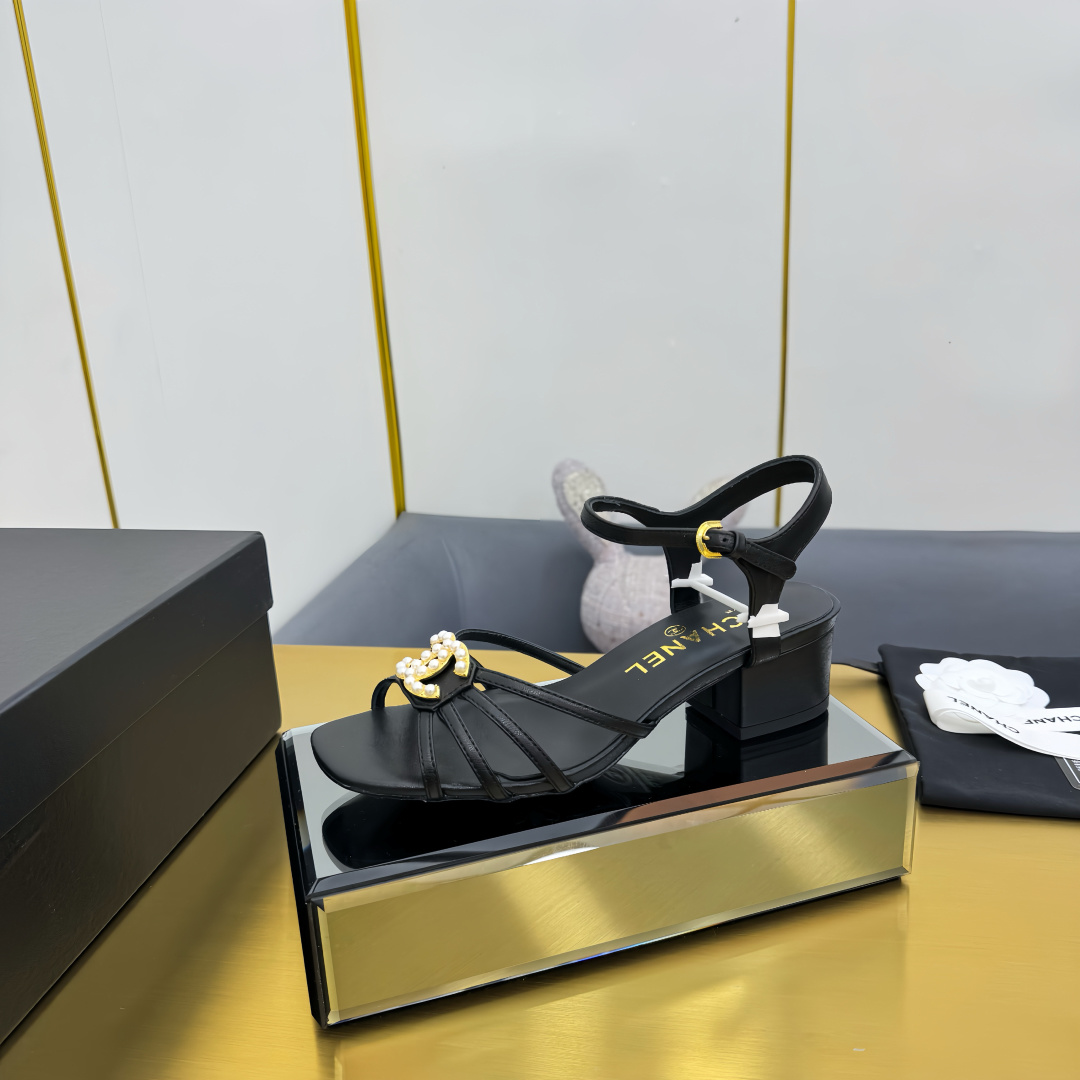 NO:265702,Purchase grade CHANEL Chanel's latest 25P striped pair of C thick heel sandals. The counter top double C thick heel sandals. This striped classic design; the extraordinary double C incorporates a variety of color matching elements... The diversified mix and match are very beautiful and versatile, and the foot is very light. A comfortable and delicate and elegant thick heel sandal!  Upper Original imported sheepskin inner original sheepskin inner outsole Original Italian leather outsole Size#35-41 (40 41 customized without return or exchange), sandals, chanel, chanel, sandals, sheepskin, Leather soles19860909代购级 CHANEL 香奈儿最新25P条带大双C粗跟凉鞋 专柜顶级双C粗跟凉鞋,这款条带经典设计；不平凡的双C拥入了多种配色元素… 多元化混搭非常好看百搭,上脚非常轻巧 舒适超级秀气优雅的一款粗跟凉鞋！ 鞋面 原版进口羊皮 内里 原版羊皮内里 大底 原版意大利真皮大底 Size#35-41（40 41订做不退换）,凉鞋,chanel,chanel,sandals,sheepskin,Leather soles,Women's Shoes