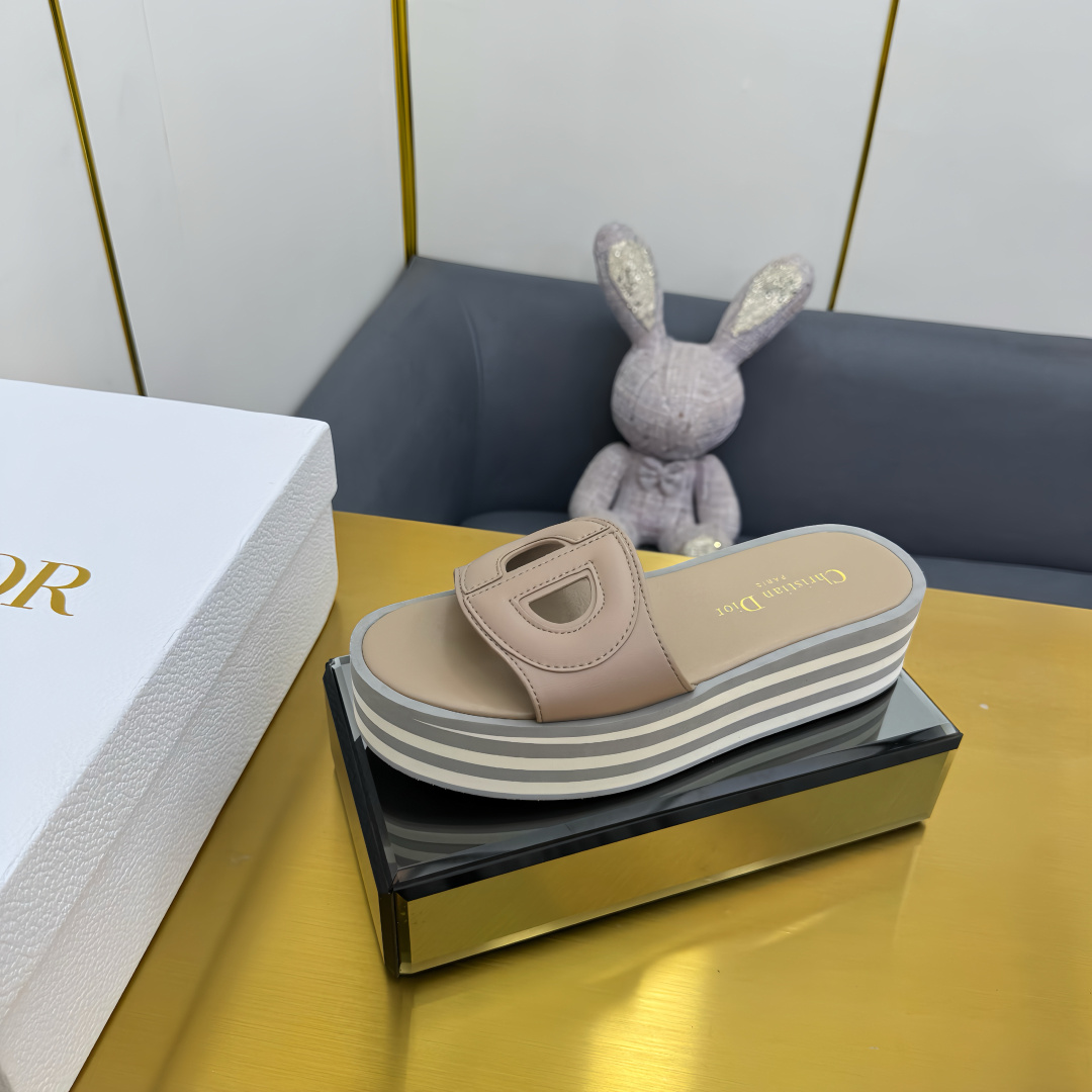 NO:259091,Purchase grade Dior 25ss Spring and summer new IVIETA DWAY Jelly color flat-soled flip flops sandals CD letter logo three-dimensional embroidered thick-soled round toe slippers Original development top version, soft and delicate feet, extremely comfortable. Material: imported upper raffia grass electric embroidery high-temperature water-soluble cotton technology fabric   water-dyed cowhide footbed inside   original consistent combination sole Size#35-42 (40.41.42 custom made without return or replacement), slippers, dior, dior, sandals, slippers, cowhide19860909代购级 Dior 迪奥 25ss 春夏新款 IVIETA DWAY 果冻色平底一字拖鞋 凉鞋 CD字母logo立体刺绣厚底圆头露趾拖鞋 原版开发市面顶级版本,脚感柔软细腻,舒适度极高. 材质:鞋面进口酒椰草电绣高温水溶棉质科技面料 水染牛皮垫脚内里 原版一致组合大底 Size#35-42（40.41.42定做不退不换）,拖鞋,dior,dior,sandals,slippers,cowhide,Women's Shoes