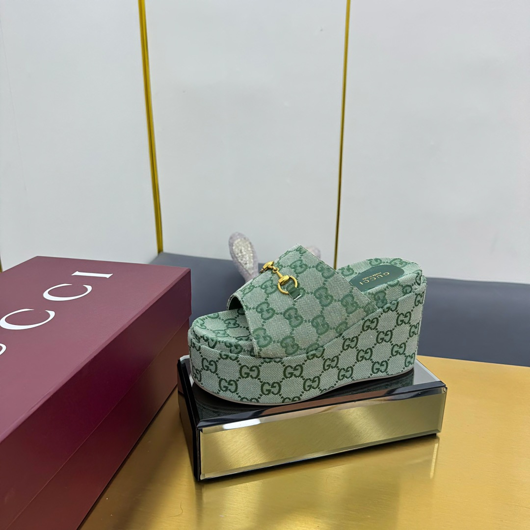 NO:245732,2025 Gucci Spring and Summer Classic Double GG Series Brand Identification Interlocking GG Embroidered Thick-soled Sandals Sandals This sandal is made of classic GG canvas, with one-length wide strap embroidered interlocking double G G with rubber sole shape to create an excellent shoe design. The GG logo began to be used in the 1970s and evolved from the Gucci diamond diamond pattern design that originally originated in the 1930s. Since its introduction, it has become the iconic Gucci traditional classic element. Fabric classic GG embroidered jacquard canvas, water-dyed cowhide lining inside, size 35-43, standard size, 414243 Custom made without return or exchange, packaged full set of Encore red original high-end packaging ●Original open-mold imported rubber combination sole ●Italian creation Authentic development!  The material and craftsmanship are consistent with the original version!  ,slippers,gucci,sandals,slippers,cowhide198609092025古奇春夏经典双GG系列 品牌标识互扣式GG刺绣厚底凉鞋 凉拖鞋 这款凉鞋由经典GG帆布制作,一字宽幅绑带刺绣互扣式双G G搭配橡胶鞋底造型,打造出色的鞋款设计.GG标志于20世纪70年代开始使用,由最初起源于20世纪30年代的Gucci钻石菱格纹设计演化而来,自面世之后,便成为标志性的Gucci传统经典元素. 面料经典GG刺绣提花帆布 内里水染牛皮里 尺码35-43 标准码,414243 定做不退不换 包装全套安可拉红色原版高端包装 ●大底原版开模进口橡胶组合鞋底 ●意大利创作 正品开发！ 材质,工艺与原版一致！,拖鞋,gucci,sandals,slippers,cowhide,Women's Shoes