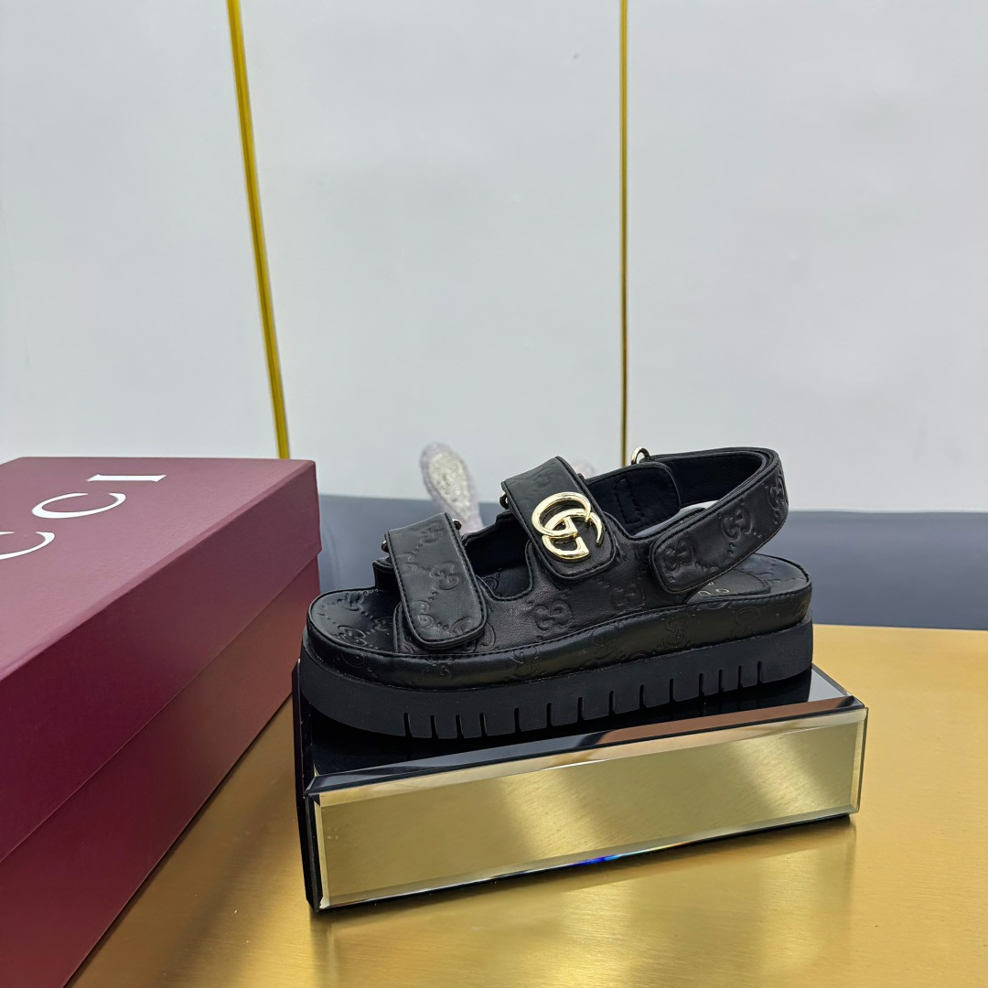 NO:224582,2025 summer new GUCCi high-end boutique Gucci early spring series decoration double GG crystal diamond buckle beach sandals lightweight Velcro casual slippers top purchasing quality!  The original version is replicated 1:1, and every detail has been carefully polished and carefully made. It can be compared with ZG, with the same quality as the ZG!  Gucci's modern design aesthetic explores a unique path of ingenuity, cleverly blending the brand's classic elements and the beloved brand logo. This sandal embellishes the beloved double G styling accessories, injecting a low-key brand logo charm into the entire design, complementing the versatility of Velcro straps. Original custom-made imported GG diamond buckle   imported sheepskin inner/foot pad imported sheepskin lining flat heel thin sole outsole G G mold imported rubber sole size for women 35-42 (404142 custom made without return) Packaging full set of Encore wine red original packaging, slippers sandals, gucci, gucci, sandals, slippers, sheepskin198609092025夏季新款GUCCi高端精品 古驰早春系列饰双GG水晶钻扣沙滩凉鞋轻便魔术贴休闲拖鞋顶级代购品质！原版1:1复刻,毎个细节皆经过精心打磨细腻制作.可与ZG对比如一,无二品质！ Gucci 现代设计美学探索独特匠心之路,巧妙融合品牌经典元素与备受喜爱的品牌标识.这款凉鞋缀饰备受喜爱的双G造型配件,为整个设计注入一抹低调的品牌标识魅力,与魔术贴带的多功能性相得益彰. 面料原版定制进口GG钻扣 进口羊皮 内里/垫脚进口羊皮里 鞋跟平跟薄底 大底G G模具进口橡胶底 尺码女35-42（404142定做不退换） 包装全套安可拉酒红原包装,拖鞋凉鞋,gucci,gucci,sandals,slippers,sheepskin,Women's Shoes