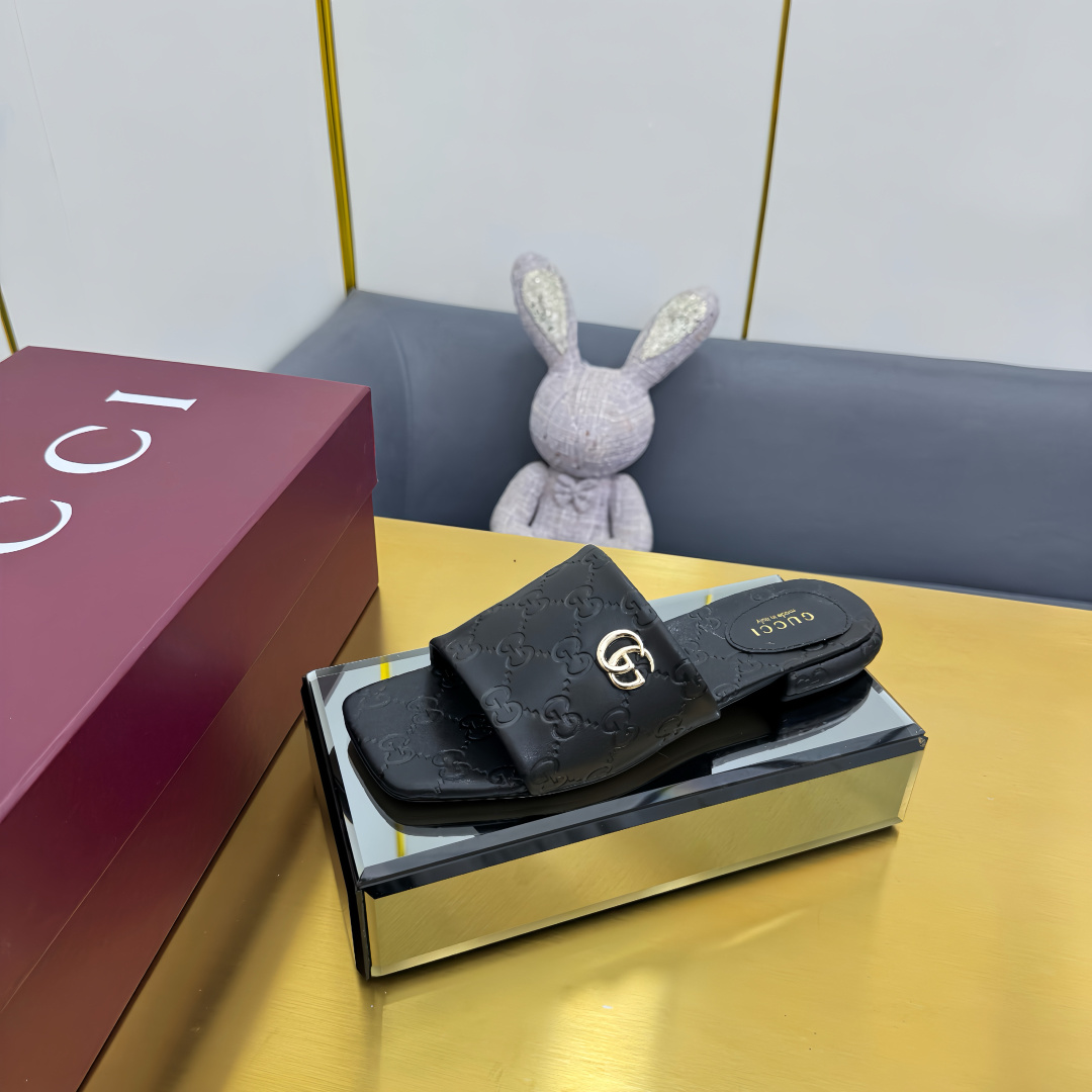 NO:245738,2025 Early Spring GUCCI Embossed Double G Slippers 2 Materials ——————————————————————— As an outstanding representative of Gucci design inheritance, Jordaan series horse-bit loafers vividly demonstrate classic elegance. This shoe uses the brand's iconic letter pattern canvas, creating a timeless classic. The shoe is soft and has a delicate and smooth silhouette, showing the elegance of everyday. Upper butter leather/cowhide inner/foot-up high-end lambskin sole Italy's top genuine leather sole Heel height 2cm Size 35-41 (40, 41, 42.43 Custom made without return), slippers, gucci, loafers, slippers, cowhide, sheepskin198609092025早春GUCCI 压纹双G拖鞋2种材质面料 ———————————— 作为Gucci设计传承的杰出代表,Jordaan系列饰马衔扣乐福鞋生动彰显经典优雅格调.这款鞋履采用品牌标志性字母图案帆布,成就隽永经典.这款鞋履材质柔软,廓形精致流畅,彰显日常优雅风范 鞋面牛油皮/牛皮 内里/垫脚高档小羊皮 鞋底意大利顶级真皮底 跟高2cm 配码35-41（40、41、42.43 定做不退换）,拖鞋,gucci,loafers,slippers,cowhide,sheepskin,Women's Shoes