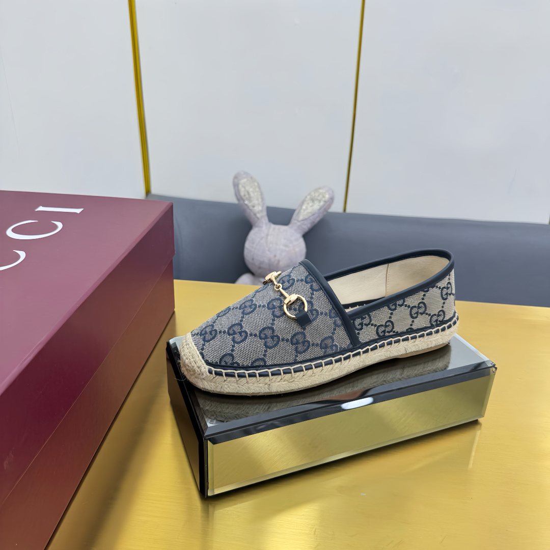 NO:224595,GUCCI Home 2025 new horse-bit GG straw-woven hemp rope-soled fisherman shoes. The latest Gucci old-flower series G G printed single shoes. As a brand's iconic symbol, the logo elements continue to bring more new ideas to the items in a novel and unique way. Each logo contains the brand's unique historical heritage and value pursuit, interpreting the fashion and timeless aesthetic concept with the everlasting charm. Each series uses a modern perspective to reinvent the brand, and interprets the brand logo with continuous changes and experiments. The light gold horse-bit accessories are different from the previous exaggerated techniques to present the classic double G letter interwoven pattern series with awakening design G G as the highlight, making the classic pattern new vitality and exquisite highlights. The upper is customized and imported G G embroidered canvas. Matched with women's fisherman shoes. The sole straw-woven waterproof platform is matched with rubber sole. Heel height 2 cm.  Made shoes in Spain. Size 35~41. Packaging brand new encore red high-end packaging, fisherman shoes, gucci, espadrilles, espadrilles19860909GUCCI家2025新款马衔扣GG草编麻绳底渔夫鞋 最新Gucci老花系列G G印花单鞋 作为品牌的标志性象征,标识元素以新颖别致的方式不断为单品带来更多新意.每一个标识都蕴含品牌特有的历史传承和价值追求,以恒久不衰的魅力诠释时尚永不过时的美学理念.每个系列运用现代视角重新推陈出新,以持续不断的改变及实验诠释品牌标识.浅金马衔扣配饰有别于以往的夸张手法呈现经典双G字母交织图案系列中以唤醒设计G G为亮点,令经典图案焕发新的活力与精致亮点 鞋面原版定制进口G G刺绣帆布 搭配女士渔夫鞋 鞋底草编防水台搭配橡胶鞋底 跟高2厘米跟高 制造鞋履在西班牙完成制作 码数35～41码 包装全新安可拉红色高端包装,渔夫鞋,gucci,espadrilles,espadrilles,Women's Shoes