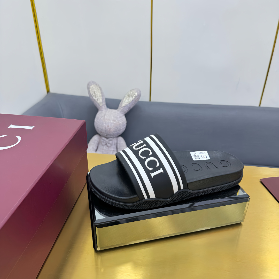 NO:224589,2025 Gucci Game Series Hot Products [Same Model for Men and Women] Sandals Summer Brand Logo Letter Logo New Thick-soled Slippers Jelly Beach Shoes Original One-to-One Open Brand Logo Letter Rubber, a unique modern styling.  Striped webbing mixes the summer style and beach style of the Italian coast. It reinterprets the brand's classic design and exquisite patterns from a modern perspective. It adopts a foot design and embellishes the brand's iconic red and green webbing 100% restores the original version. All details are the same as the original version. The original upper is replicated with rubber injection molding. The sole is out of the bottom.  Flat bottom rubber sole size 36-46 Packaging full set of original encore red packaging, slippers, gucci, sandals, slippers198609092025Gucci Game系列爆款【男女情侣同款】凉鞋 夏季品牌标志字母Logo新款厚底拖鞋果冻沙滩鞋 原版一比一开模品牌标志字母橡胶,独特的现代造型．条纹织带混合意大利海岸的夏日风格和海滩风情以现代视角焕新诠释品牌的经典设计和精致图案重工打造,采用套脚设计,鞋身缀饰品牌标志性红绿织带百分百还原原版所有细节材质版型完全和原版一样细节百分之百原板复刻 鞋面原版开模橡胶注塑一体成型 大底．平底橡胶底 尺码36-46 包装全套原版安可拉红色包装,拖鞋,gucci,sandals,slippers,Women's Shoes