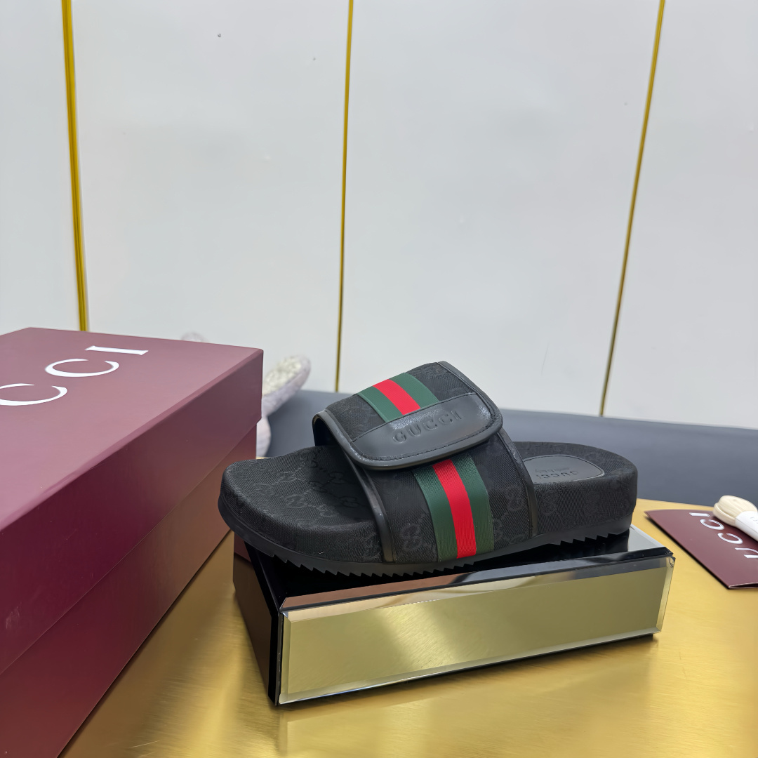 NO:224592,2025 Gucci couple beach slippers latest spring and summer double GG embroidered presbyopia series classic green red and green webbing new style thick-soled sandals One-piece magic sticking sandals This sandal is made from the classic GG embroidered presbyopia canvas craftsmanship, and one-piece magic sticking is matched with rubber sole shape to create an excellent shoe design. The GG logo began to be used in the 1970s and evolved from the Gucci diamond diamond pattern design that originally originated in the 1930s. Since its introduction, it has become the iconic Gucci traditional classic element. Fabric classic GG embroidered canvas, inner water dyed cowhide lining size 35-46 standard size, women 414243 men 394546 custom made without return or exchange, packaging full set of original high-end packaging ●Original open-mold imported rubber combination sole ●Italian creation Authentic development!  The material and craftsmanship are consistent with the original version!  ,slippers,gucci,sandals,slippers,cowhide198609092025古奇情侣款沙滩拖鞋最新春夏双GG刺绣老花系列经典绿红绿织带新款 厚底凉鞋 一片式魔术粘贴凉拖鞋 这款凉鞋由经典GG刺绣老花帆布工艺制作,一片式魔术粘贴搭配橡胶鞋底造型,打造出色的鞋款设计.GG标志于20世纪70年代开始使用,由最初起源于20世纪30年代的Gucci钻石菱格纹设计演化而来,自面世之后,便成为标志性的Gucci传统经典元素. 面料经典GG刺绣帆布 内里水染牛皮里 尺码35-46标准码, 女414243 男394546定做不退不换 包装全套原版高端包装 ●大底原版开模进口橡胶组合鞋底 ●意大利创作 正品开发！ 材质,工艺与原版一致！,拖鞋,gucci,sandals,slippers,cowhide,Women's Shoes